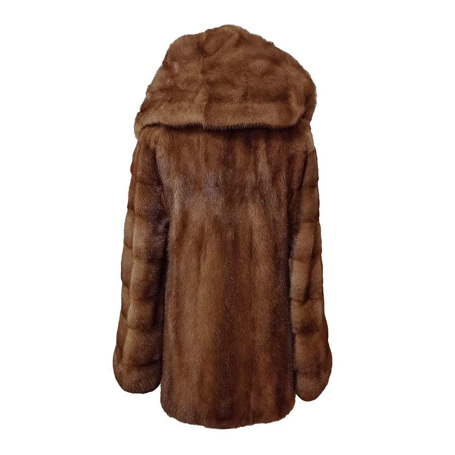 Real mustela fur Honey color With hood Single button plus hooks Shoulder length / hem cm 70 (275 inches) Shoulder width cm 44 (1732 inches) Large fit Bought in Dubai

