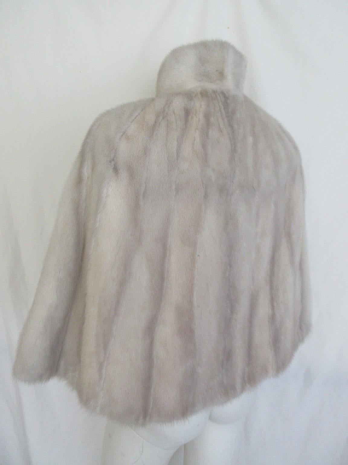 Beautiful vintage stole cape made of mink fur .Nice to wear for marriage, party or on jeans.

We offer more luxury fur products, view our frontstore.

Details:
Silk lined with an inside pocket and 2 inside handles for arms
With 2 closing hooks, or