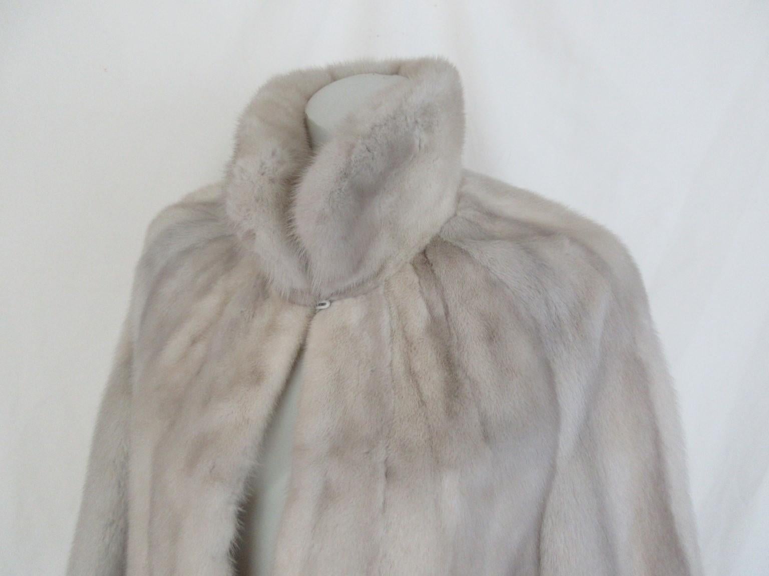 Mink Fur Off White Cape Stole In Good Condition For Sale In Amsterdam, NL