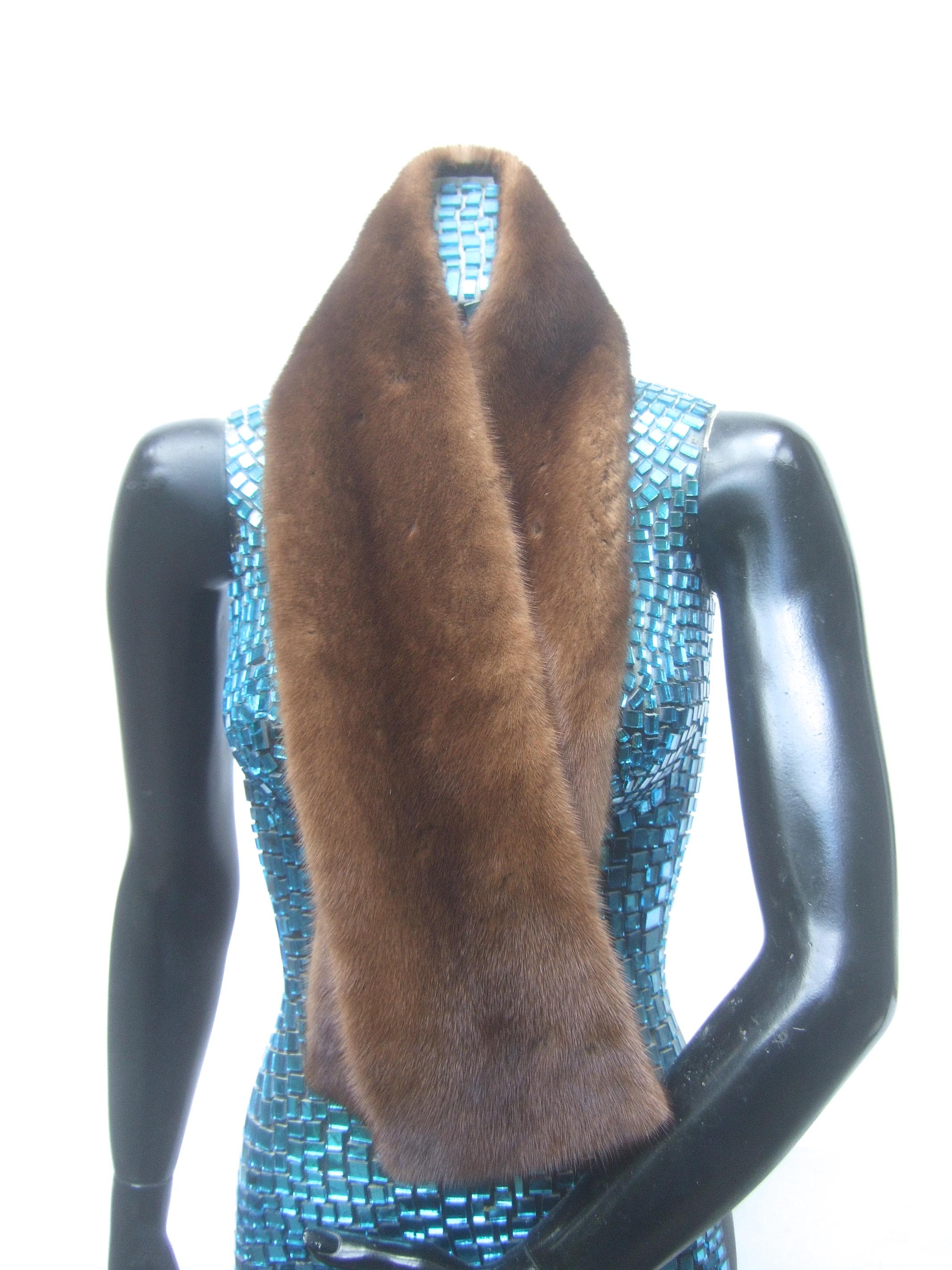 Collar de felpa de piel de visón Diseñado por Pologeorgis de Neiman Marcus c 1990s en venta 1