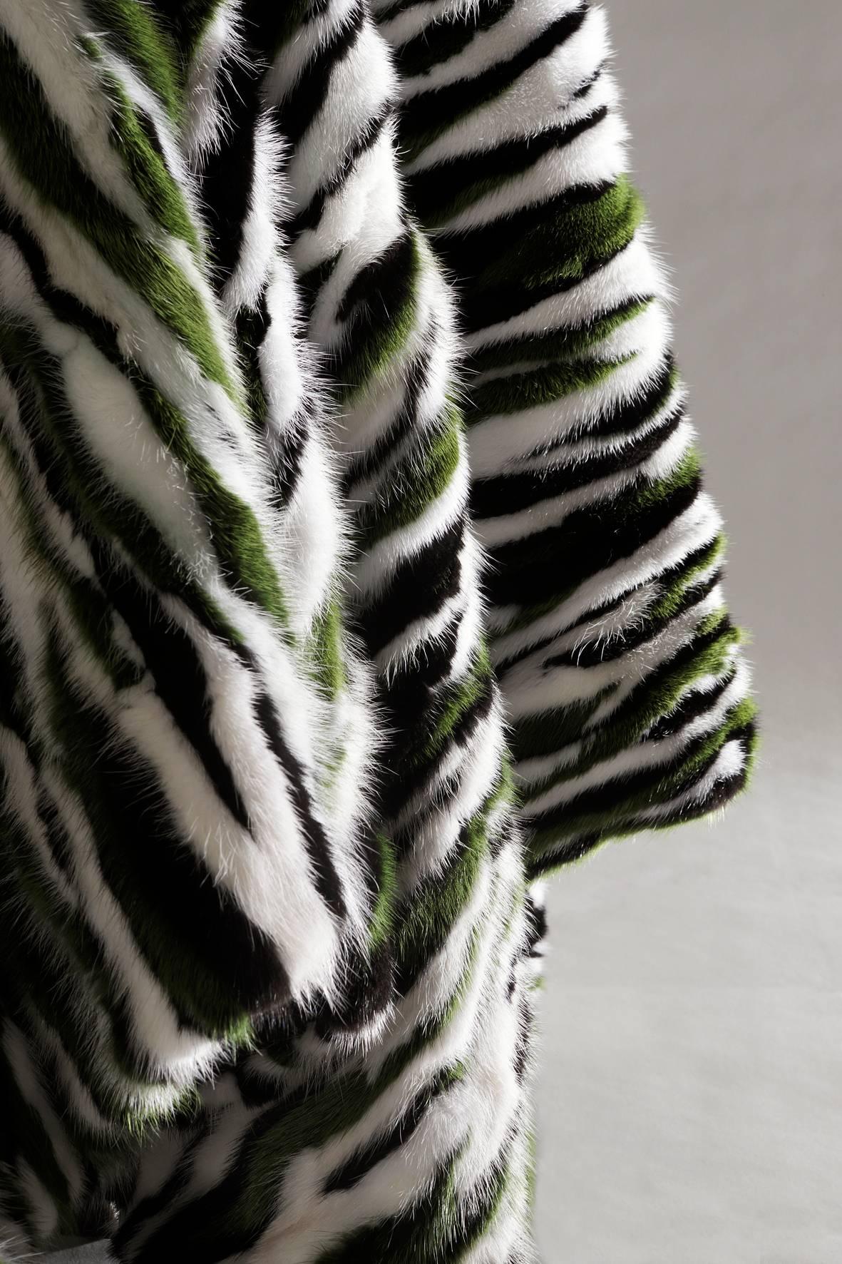 Mink fur blanket
Cashmere lining
Measures: 150 x 200 cm
White, black or green.