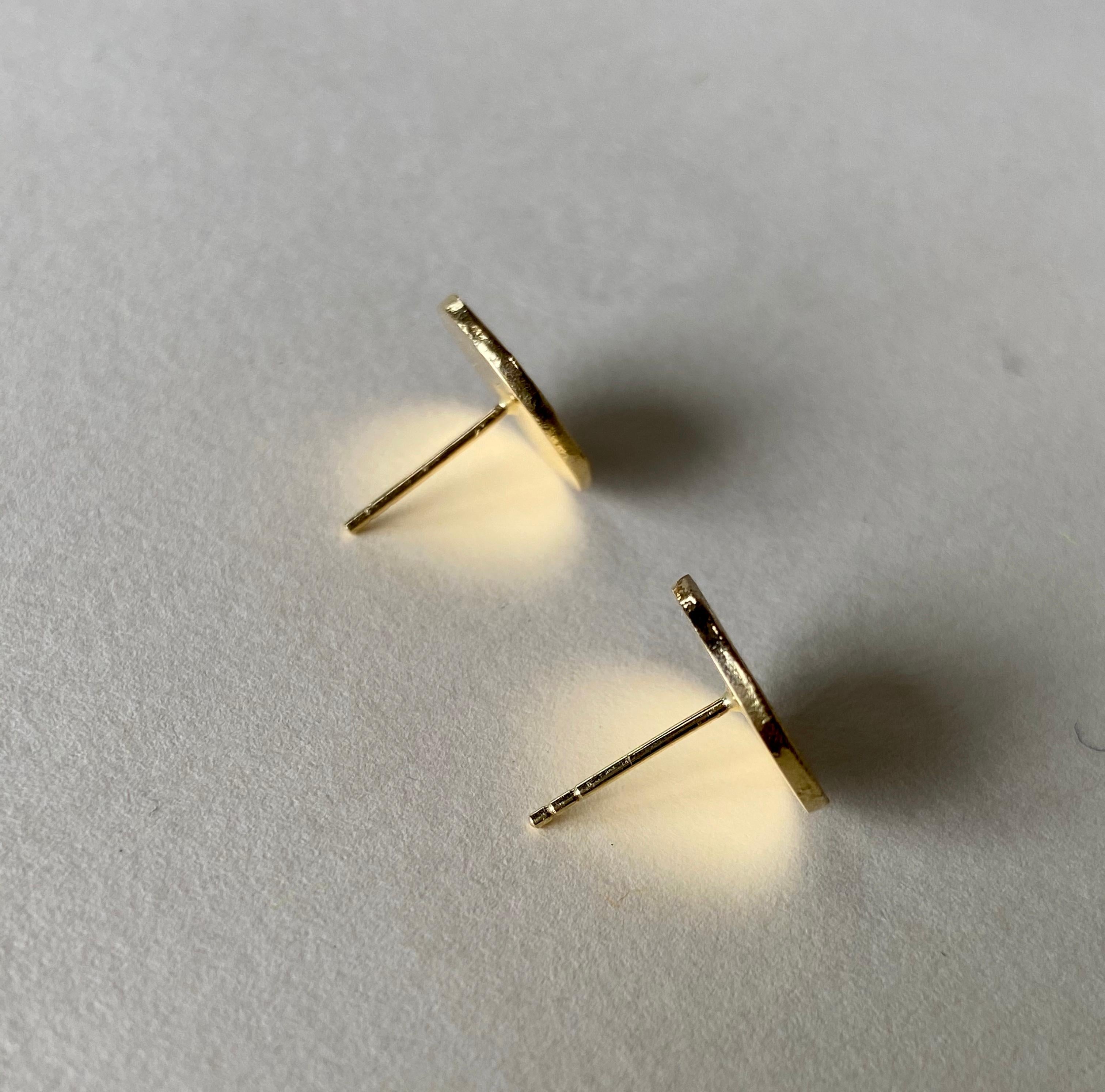 Women's or Men's 18 Karat Yellow Gold Spiral Stud Earrings, Hand Engraved