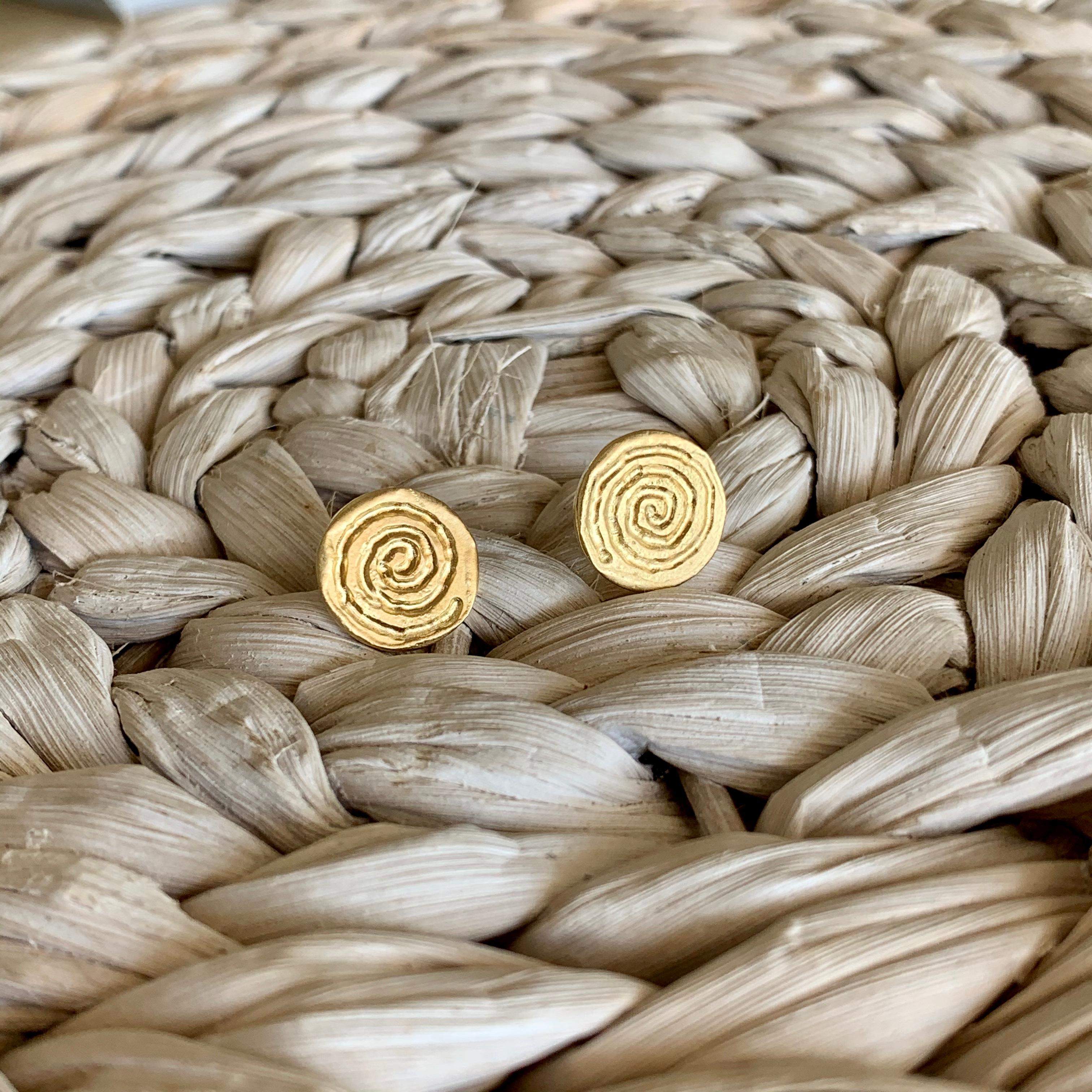 18 Karat Yellow Gold Spiral Stud Earrings, Hand Engraved 4