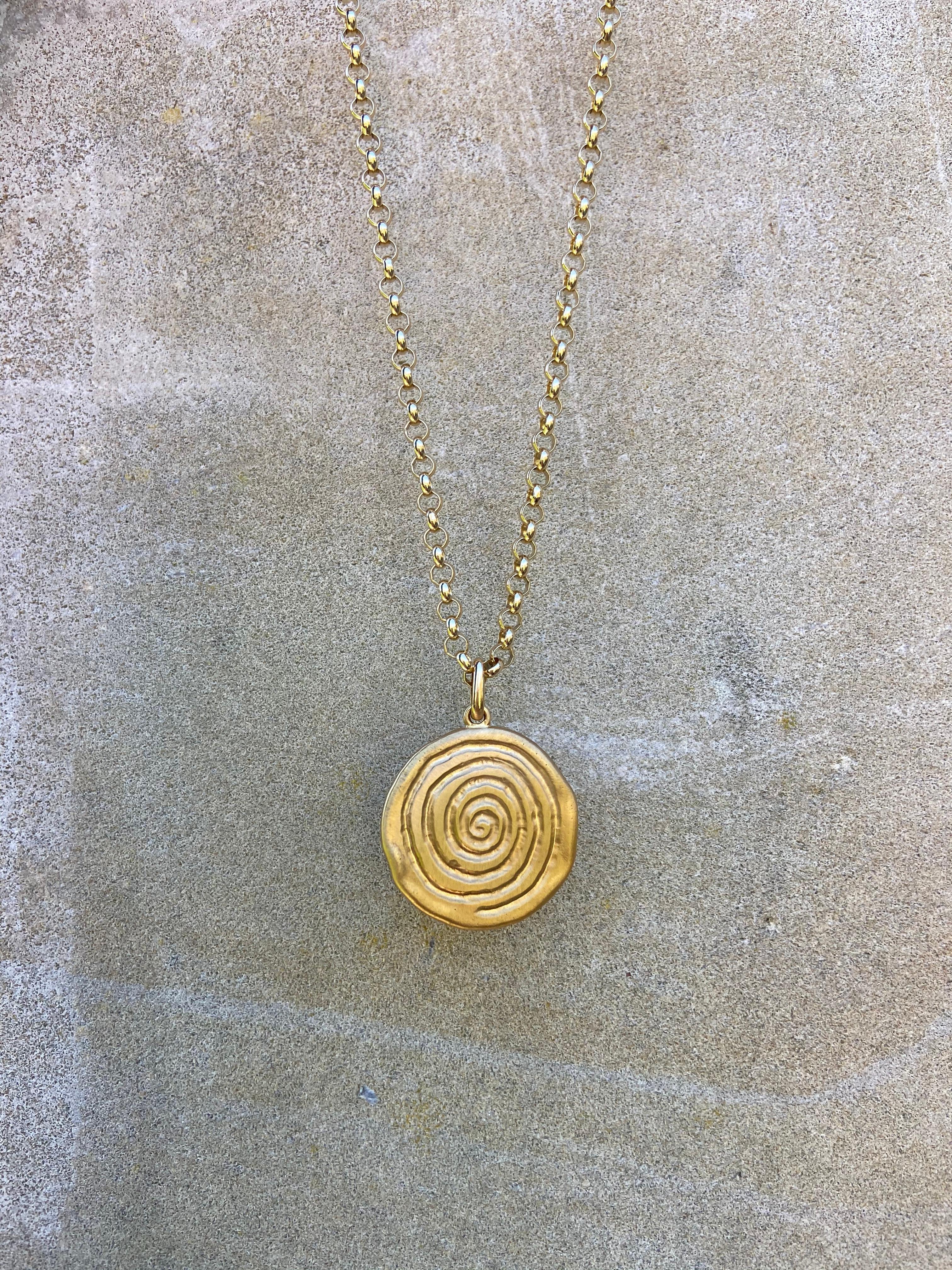 9 Karat Yellow Gold Infinity Spiral Disc Necklace with Chain In New Condition In London, GB