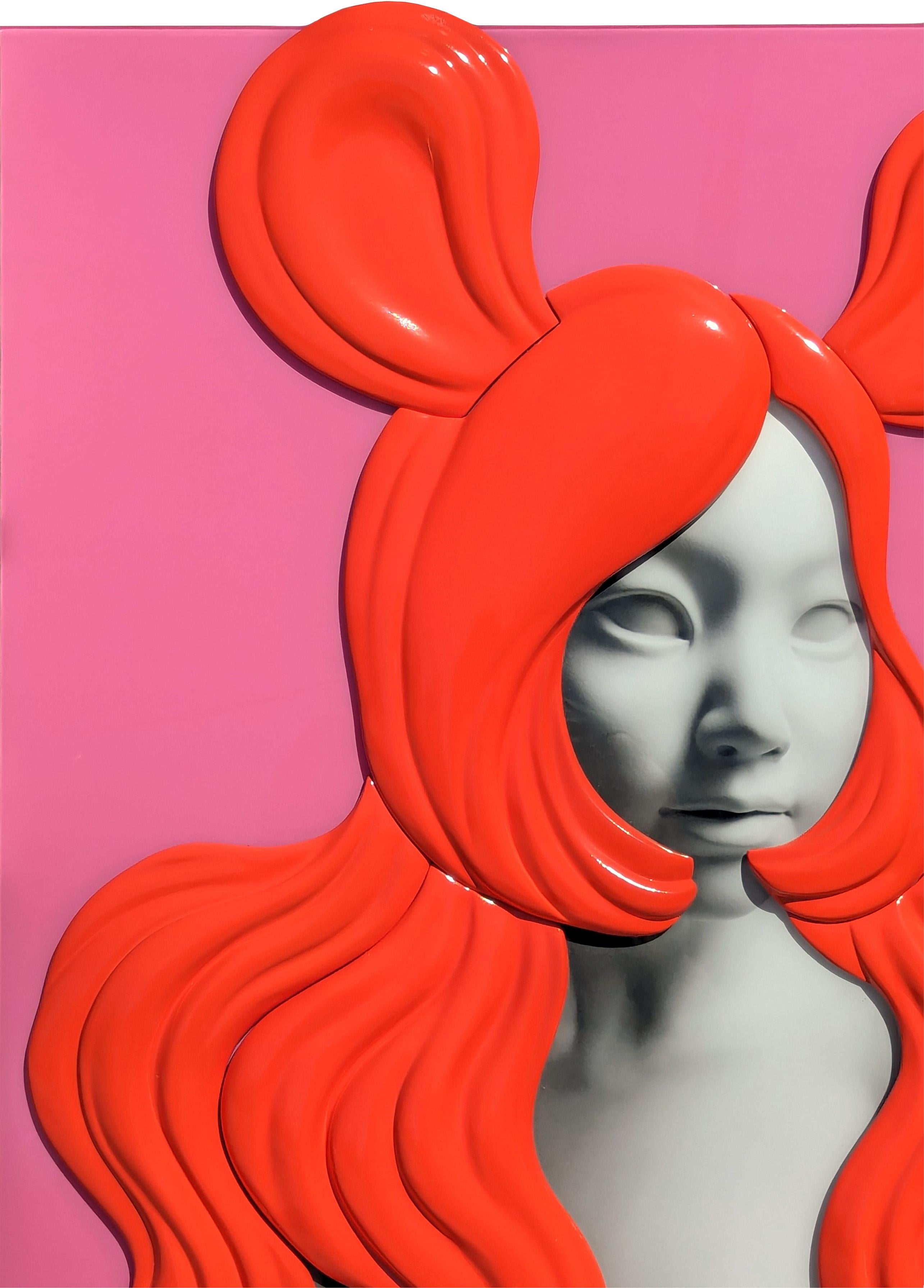 Stampa contemporanea a colori su diasec di una figura femminile con accenti di resina sintetica dell'artista coreana Minkyung Kim. L'opera presenta una figura femminile stoica e grigia su uno sfondo rosa acceso, con capelli e orecchie di un rosso