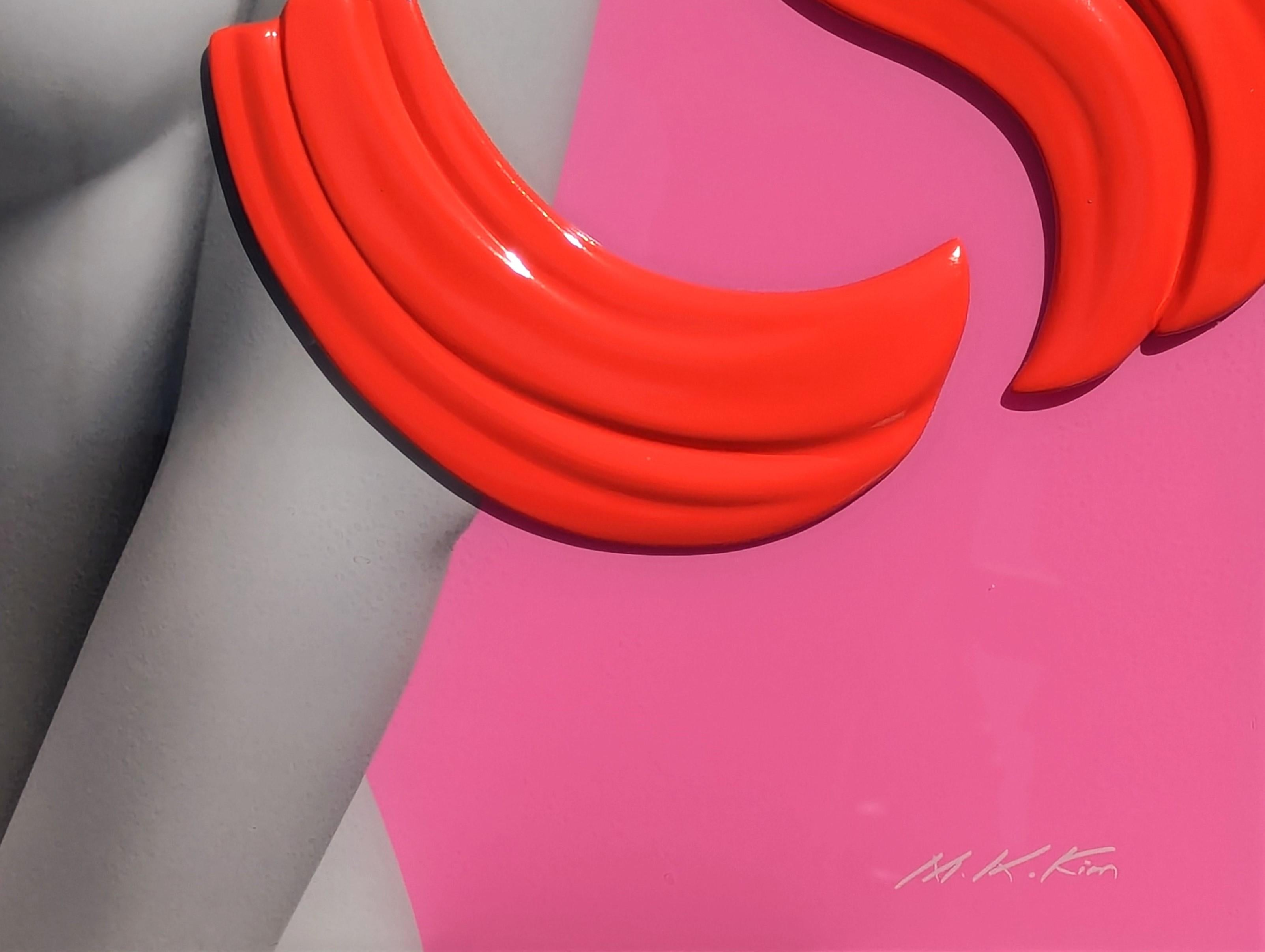 Ritratto figurativo contemporaneo in resina rossa e rosa a tre dimensioni 4