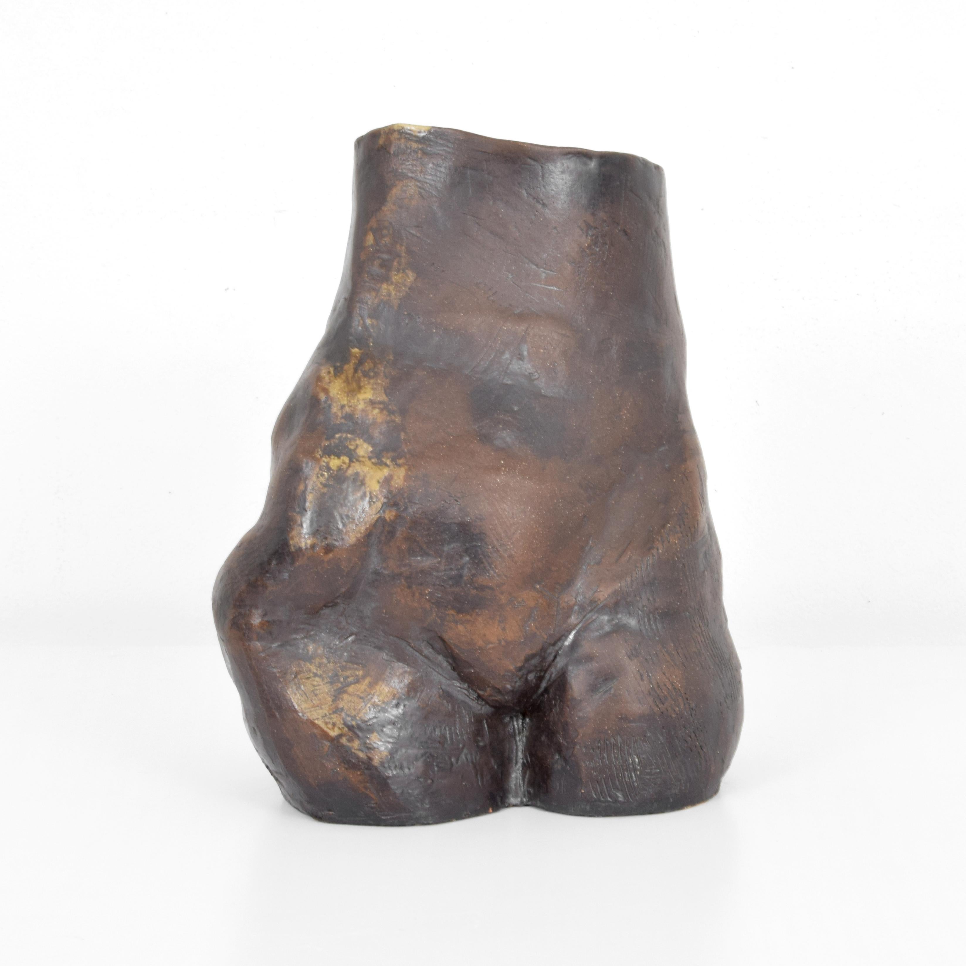 Designer e produttore: Mino Rosso (1904-1963) 
Marcature: nessuna marcatura apparente
Paese di origine e materiali: Italiano; ceramica smaltata color bronzo
Informazioni aggiuntive: Mino Rosso (1904-1963) è stato uno scultore modernista italiano le
