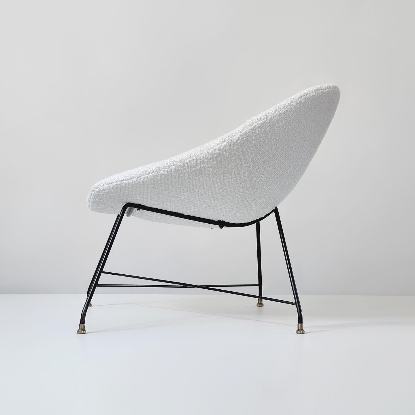 La chaise Minoletta, chef-d'œuvre conçu par Augusto Bozzi pour Saporiti, est un exemple d'élégance et de confort. Fabriqué à l'origine avec une attention exquise aux détails, il présente un design épuré avec des lignes nettes et une fabrication