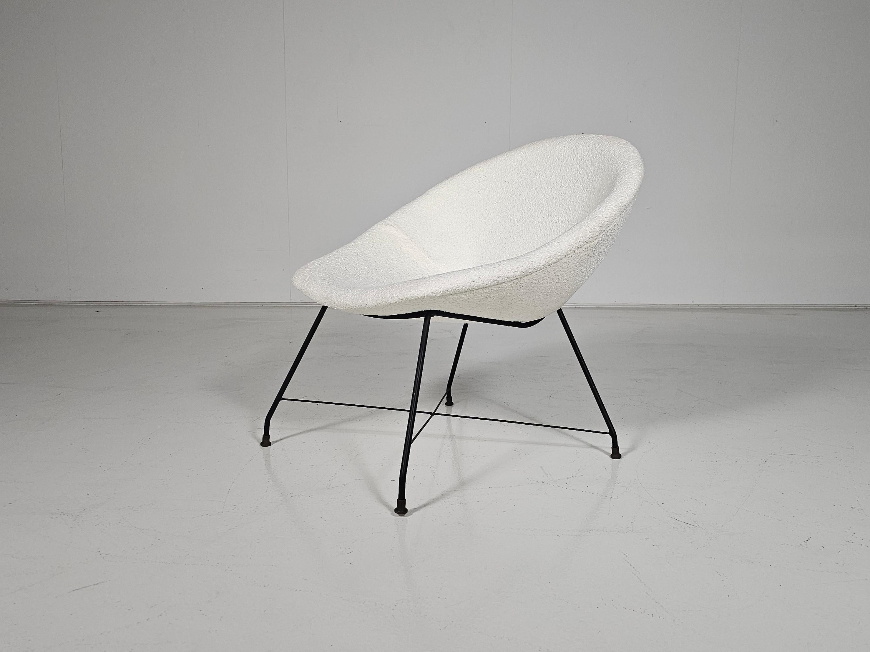 Italian ‘Minoletta’ Lounge Chair in cream boucle by Augusto Bozzi for Saporiti, 1950s For Sale