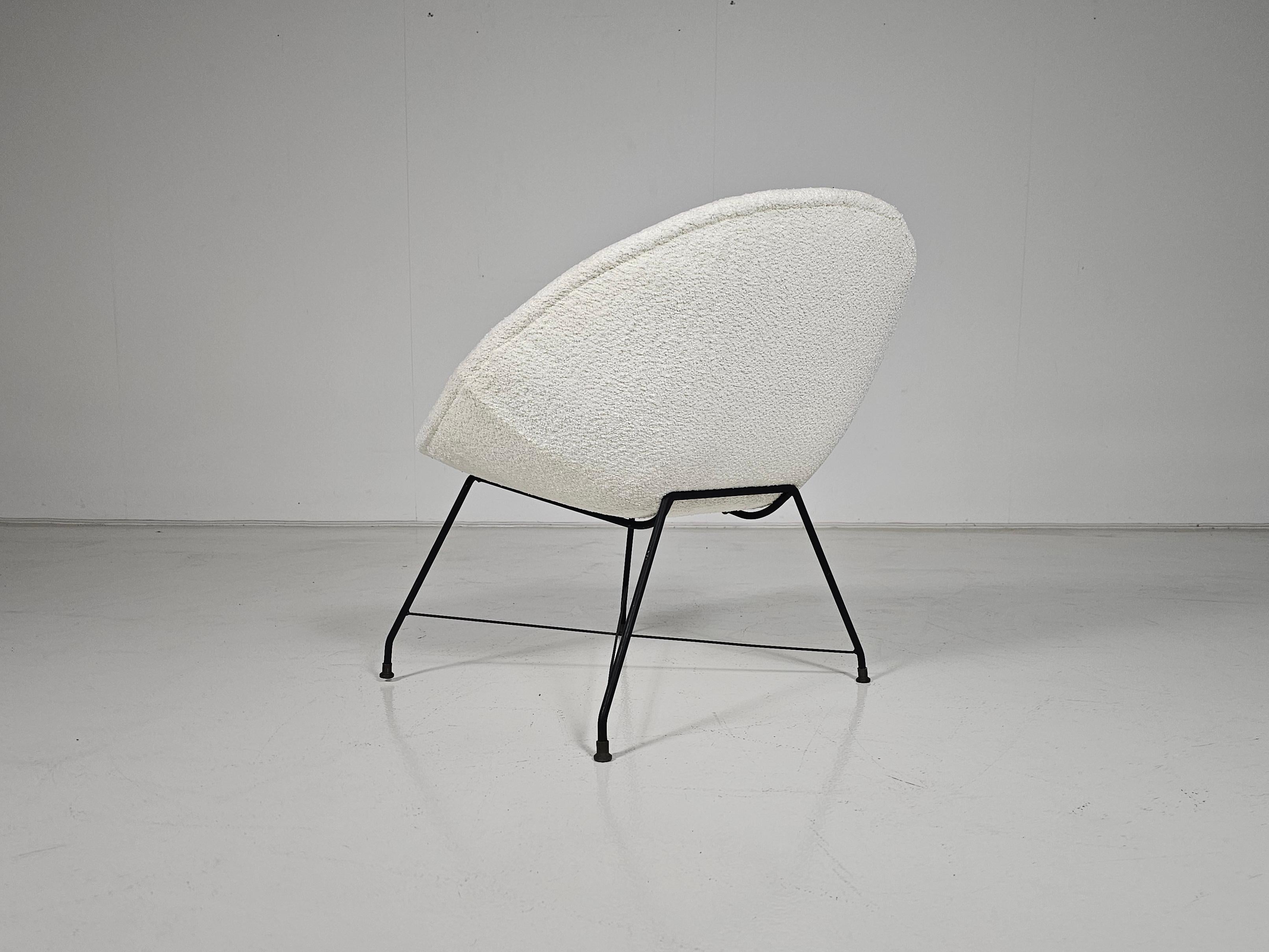 Mid-20th Century ‘Minoletta’ Lounge Chair in cream boucle by Augusto Bozzi for Saporiti, 1950s For Sale