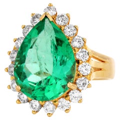 Kleiner kolumbianischer Smaragd 8,95 Karat Diamant Halo 18K Cocktail-Ring 