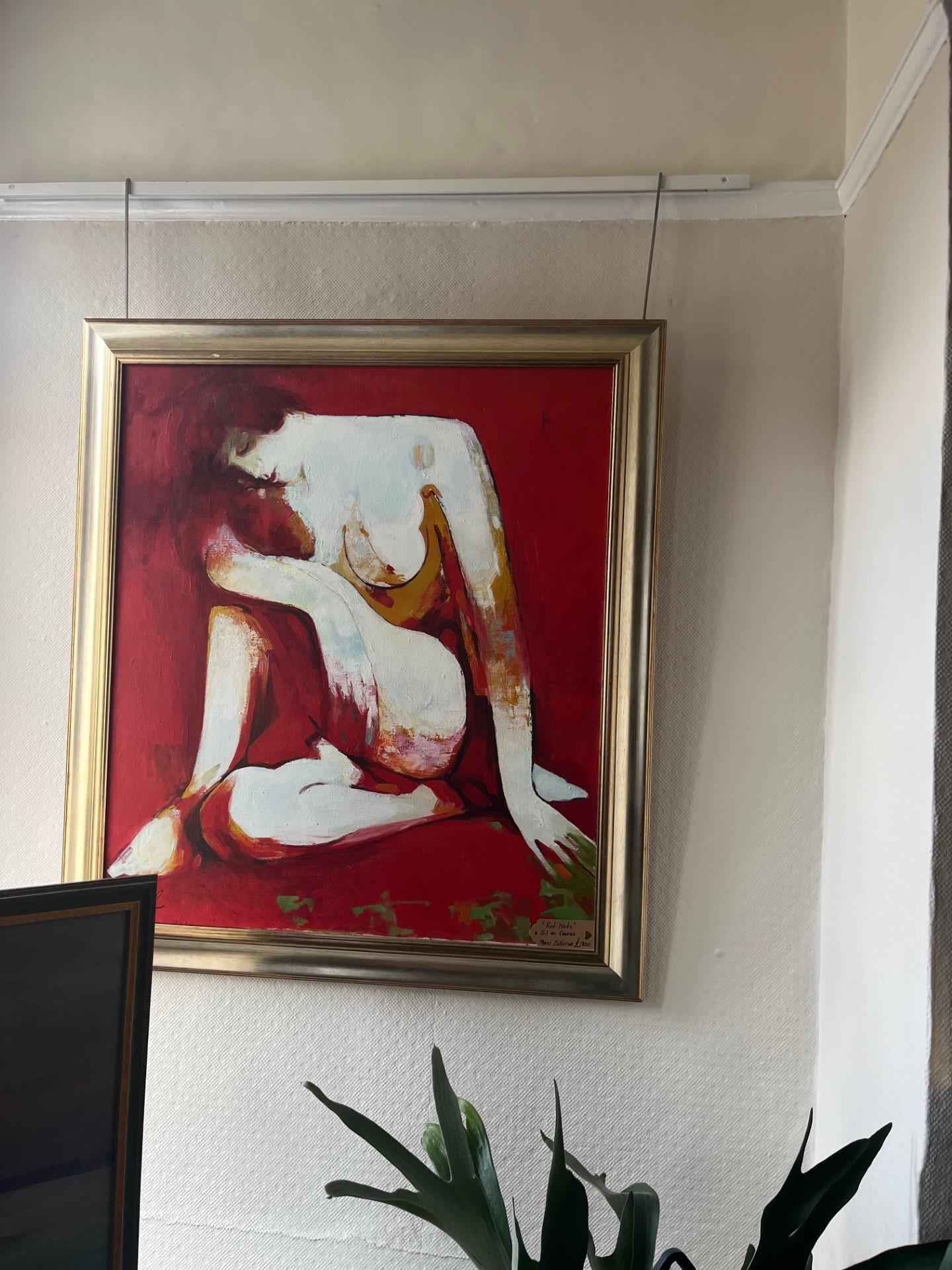 Grande peinture à l'huile sur toile, montée sur châssis et encadrée.  Grande figure assise d'une dame nue sur fond rouge et application de peinture aux couleurs vives.

