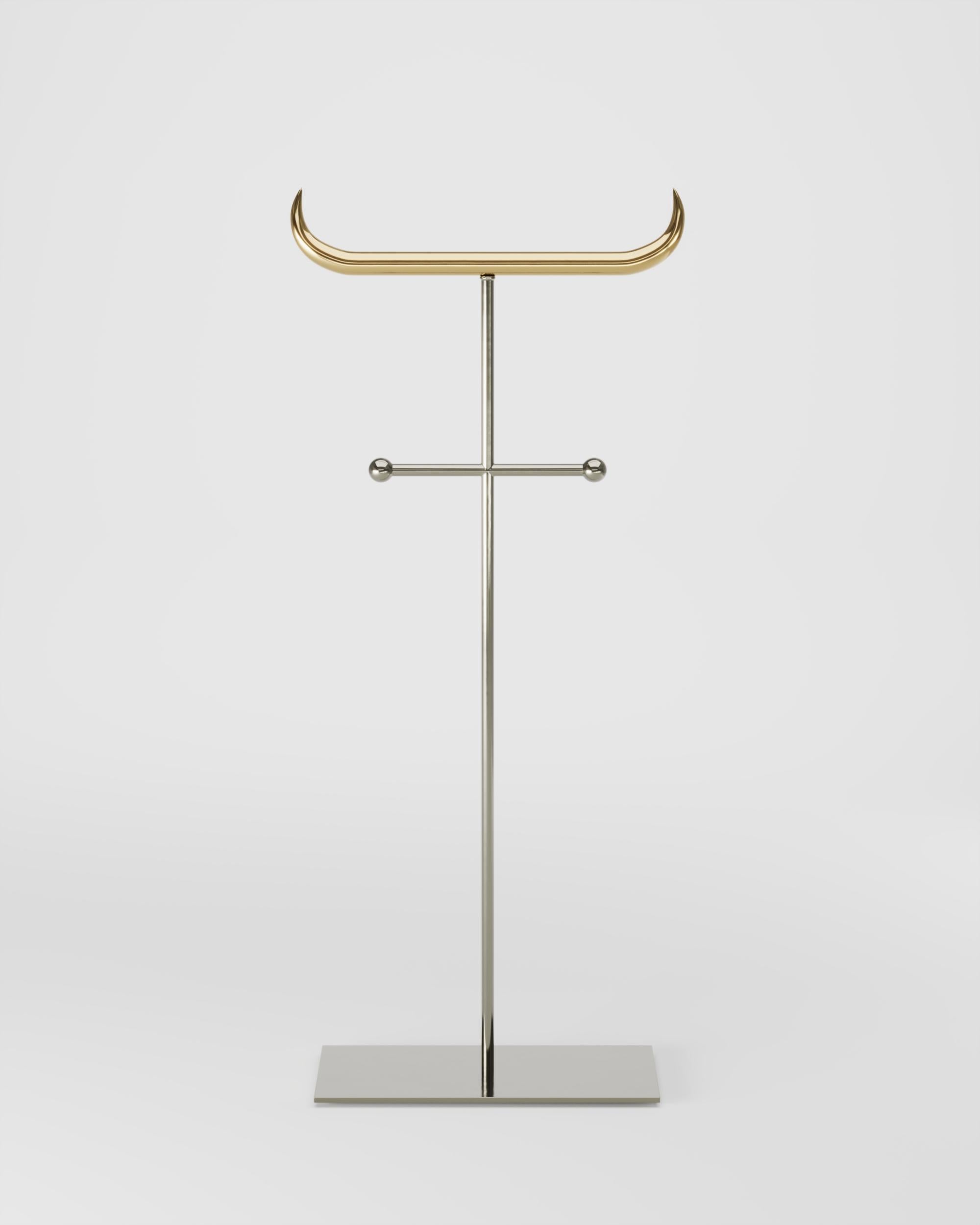Minotauro Bodenaufhänger aus Messingguss und vernickeltem Stahl von Studio Orth
Abmessungen: T 61 x B 145 x H 145 cm. 
MATERIALIEN: Messingguss und vernickelter Stahl.

Estúdio Orth ist ein 2018 gegründetes, multidisziplinäres Möbel- und