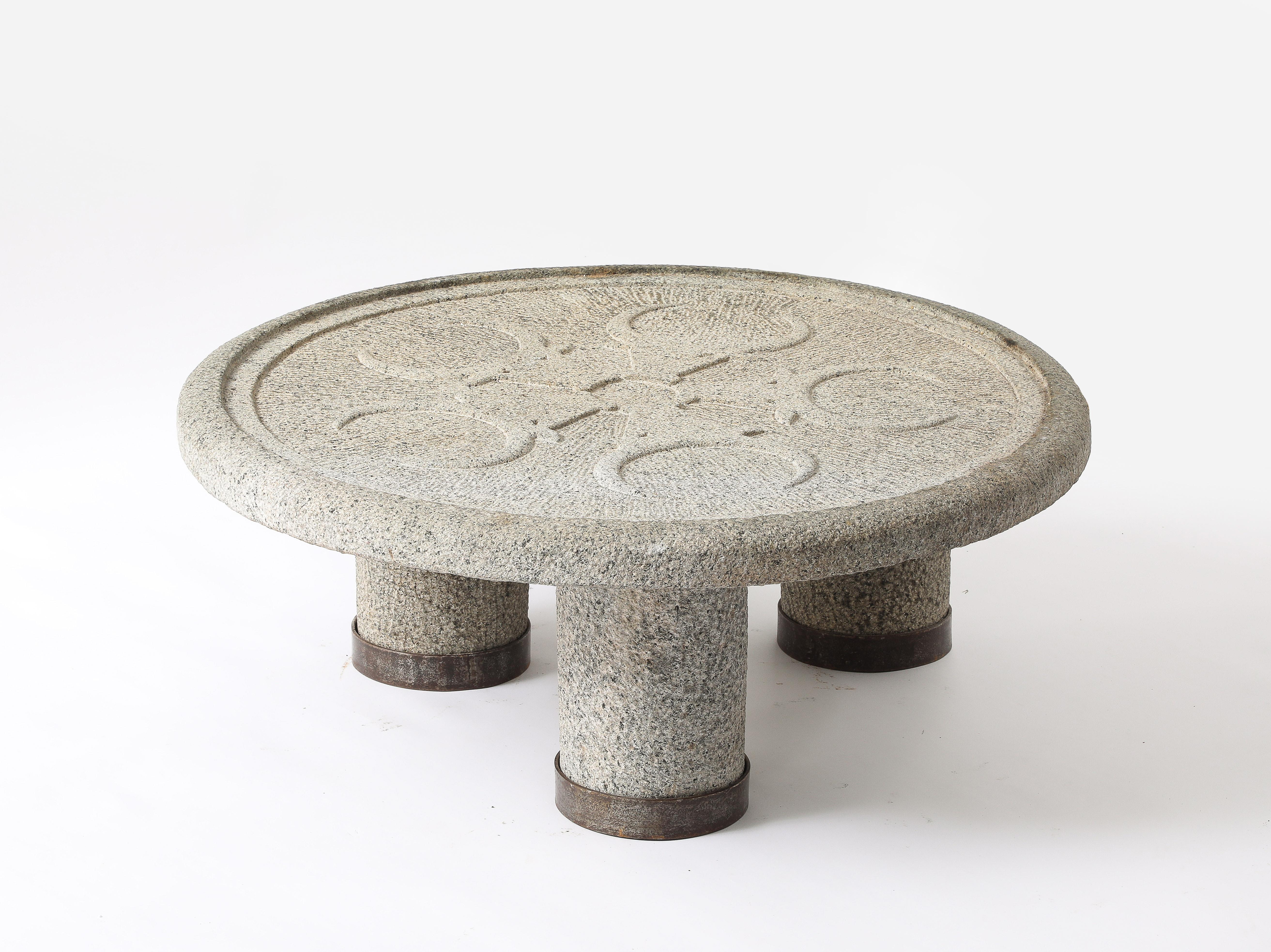 Table basse en pierre massive sculptée Minotaurs, France, années 1940 en vente 4