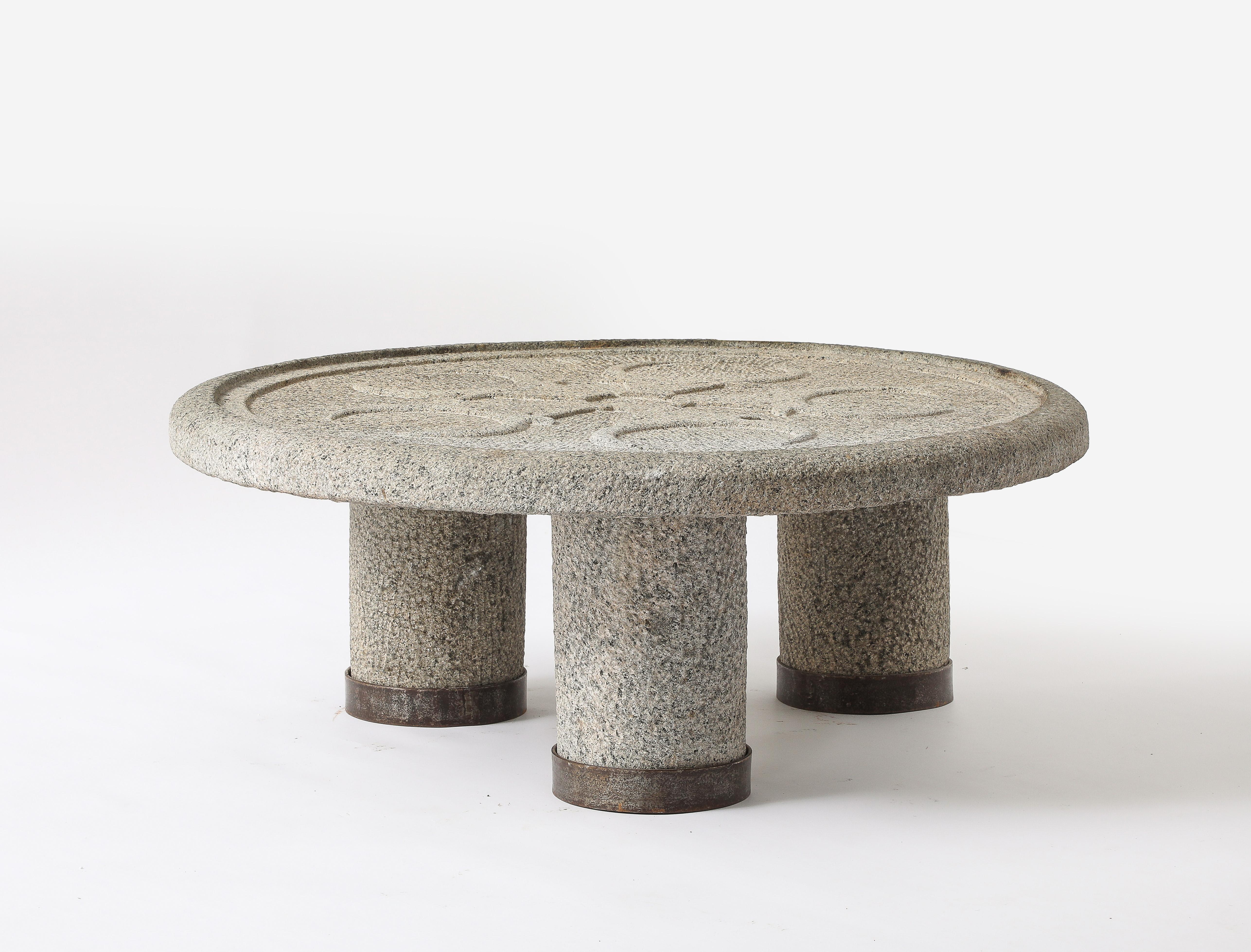 Table basse en pierre massive sculptée Minotaurs, France, années 1940 en vente 5