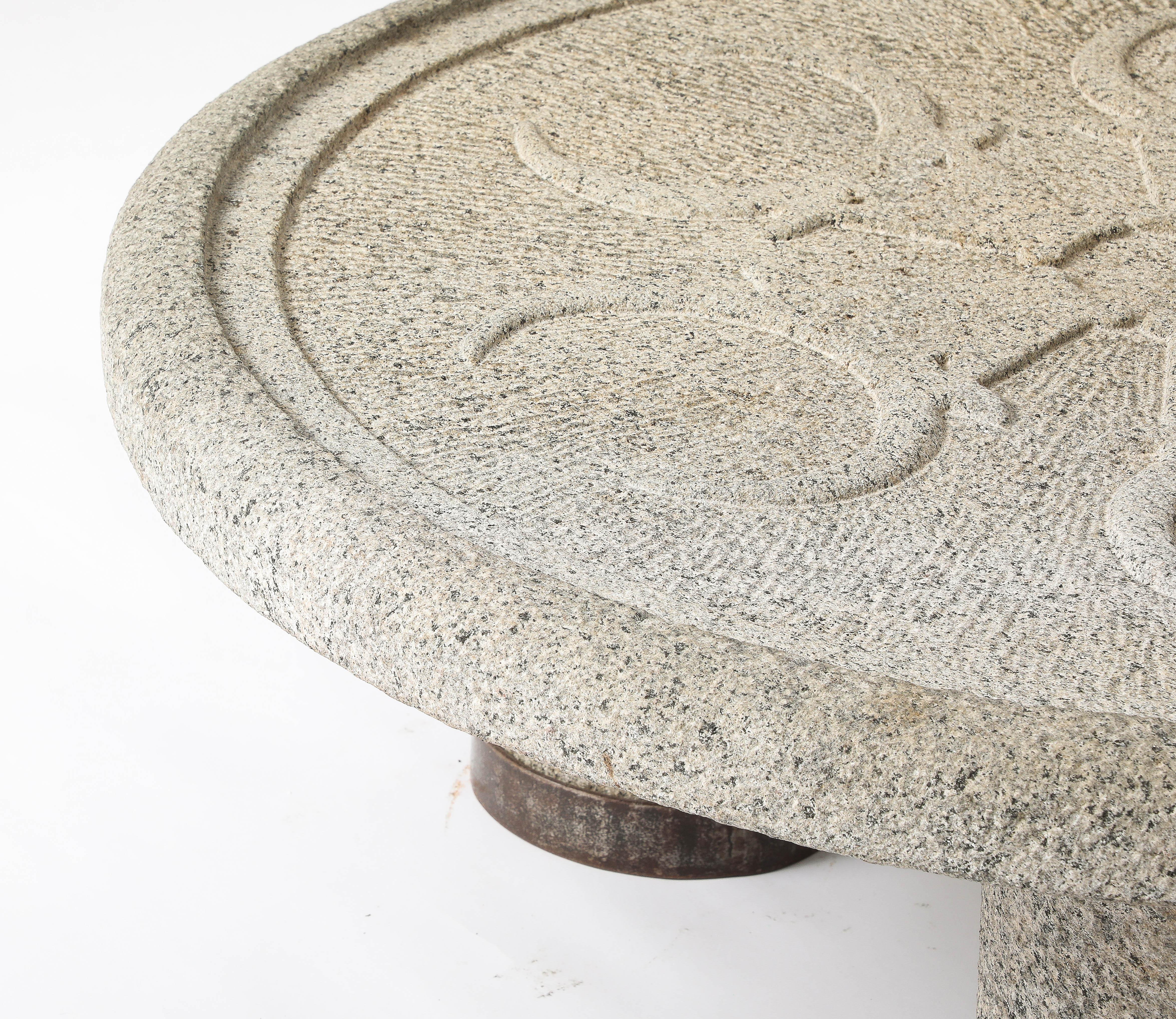 Table basse en pierre massive sculptée Minotaurs, France, années 1940 en vente 7