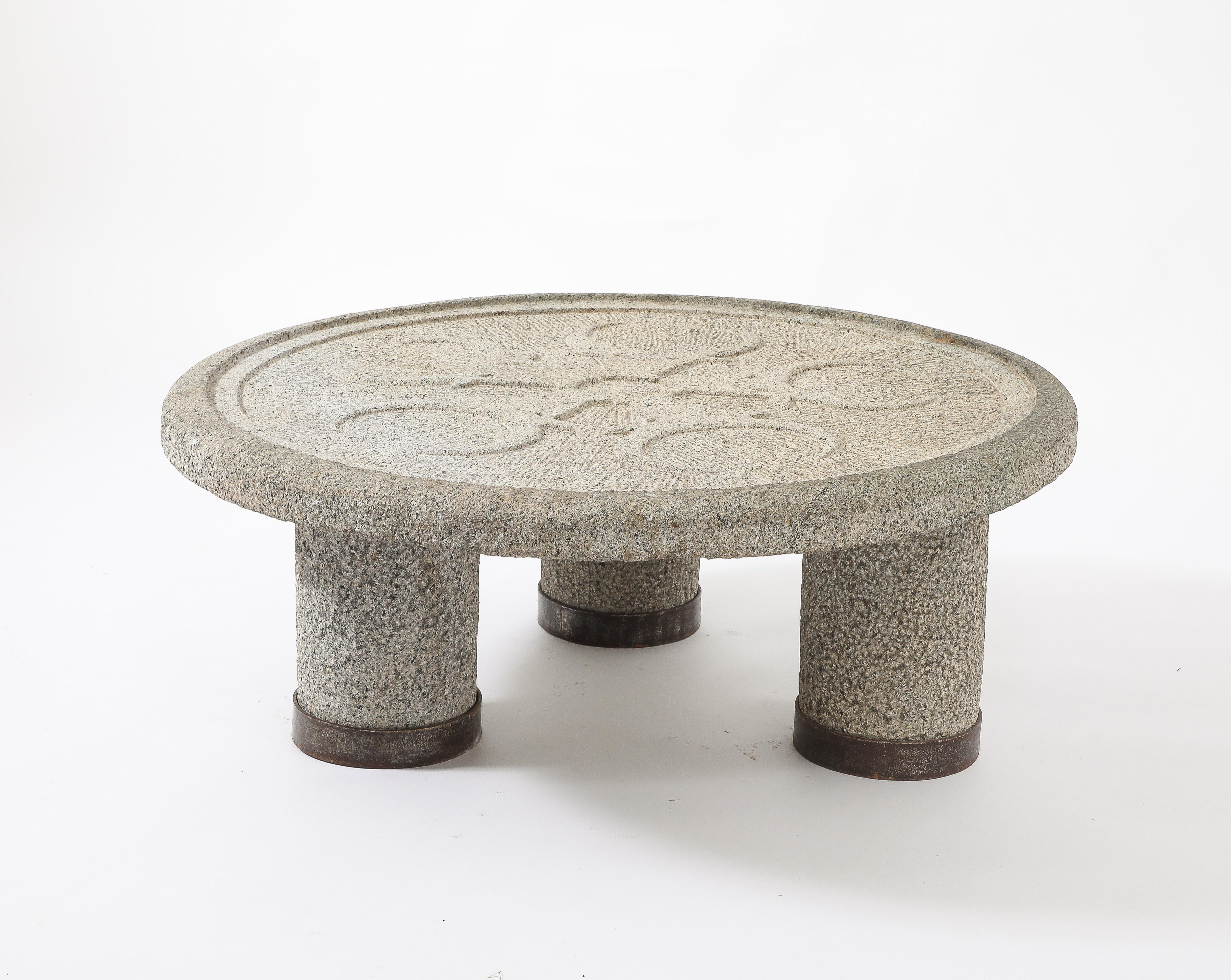 Brutalisme Table basse en pierre massive sculptée Minotaurs, France, années 1940 en vente