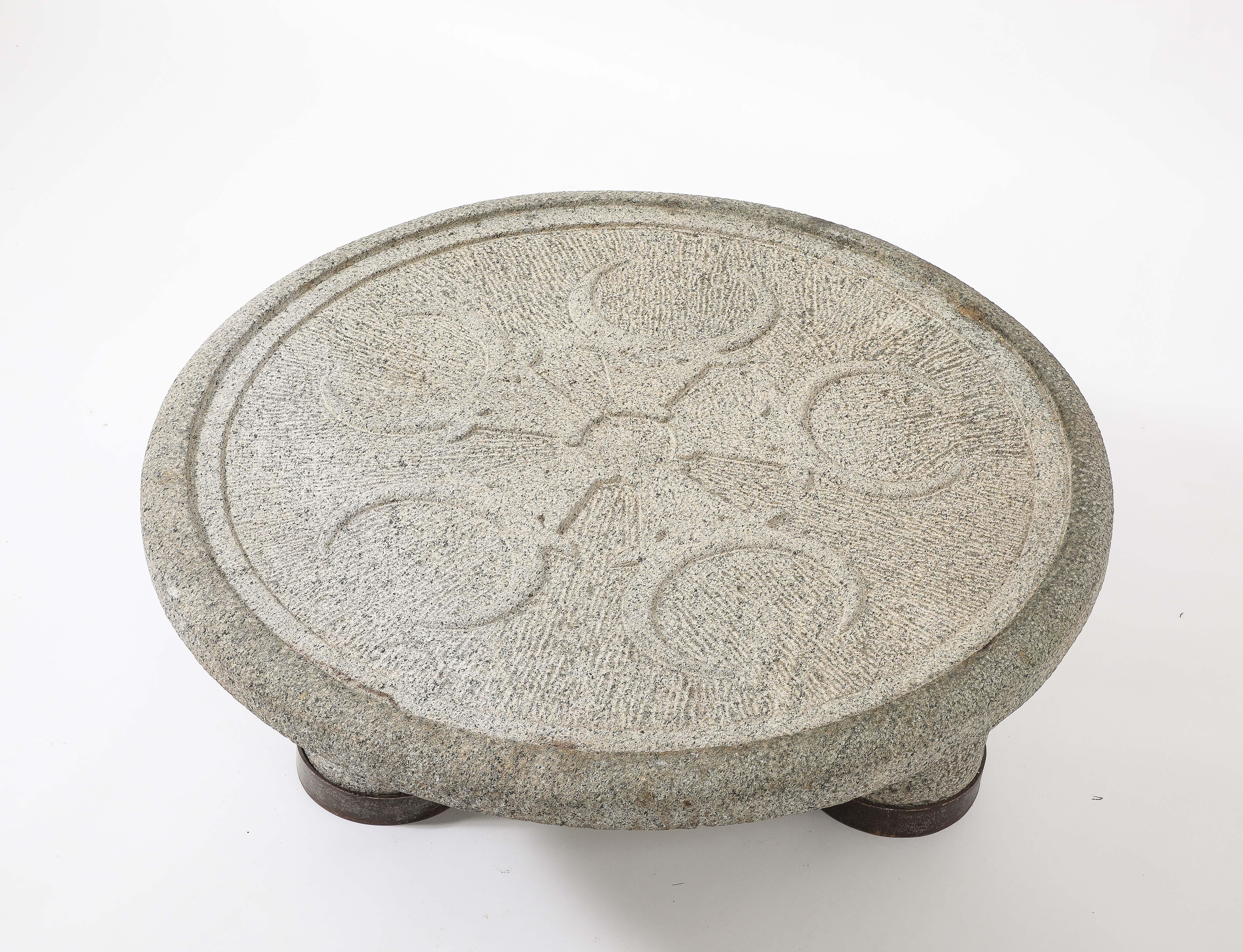 Français Table basse en pierre massive sculptée Minotaurs, France, années 1940 en vente