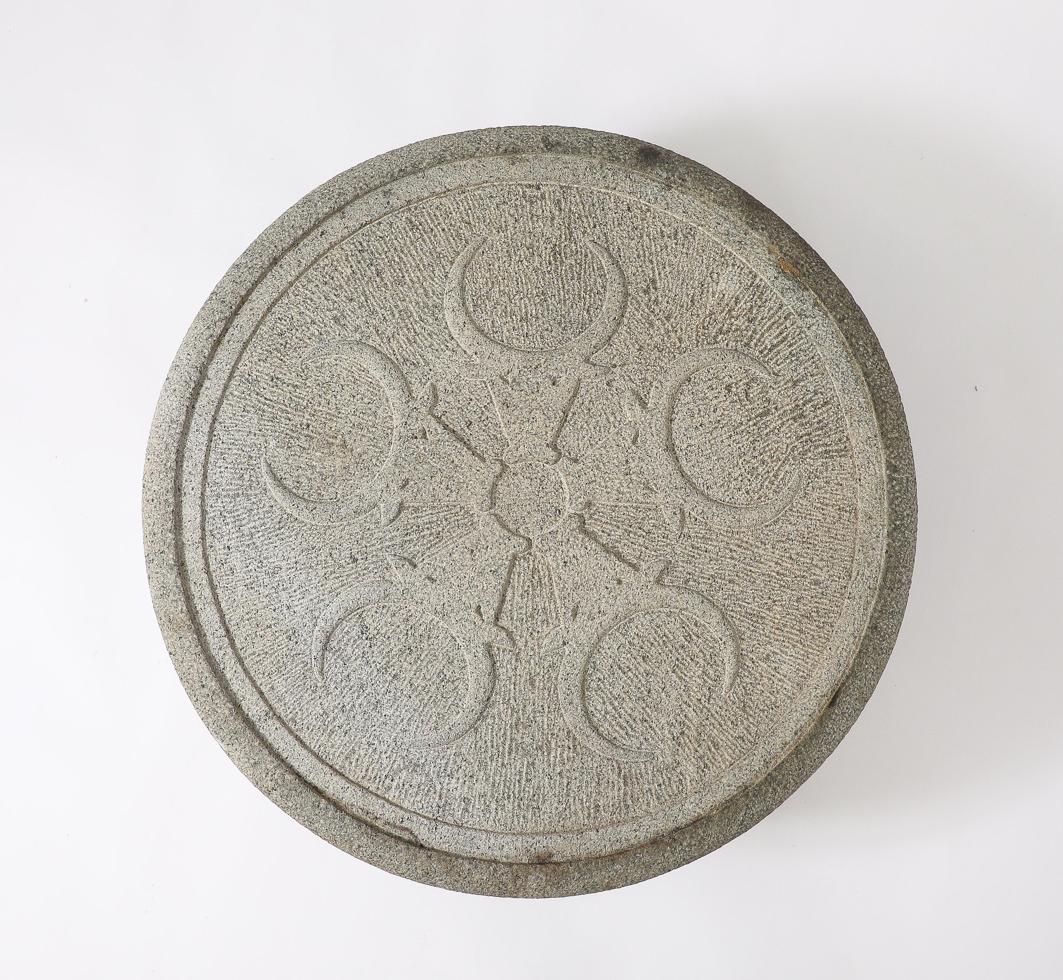 Table basse en pierre massive sculptée Minotaurs, France, années 1940 en vente 2