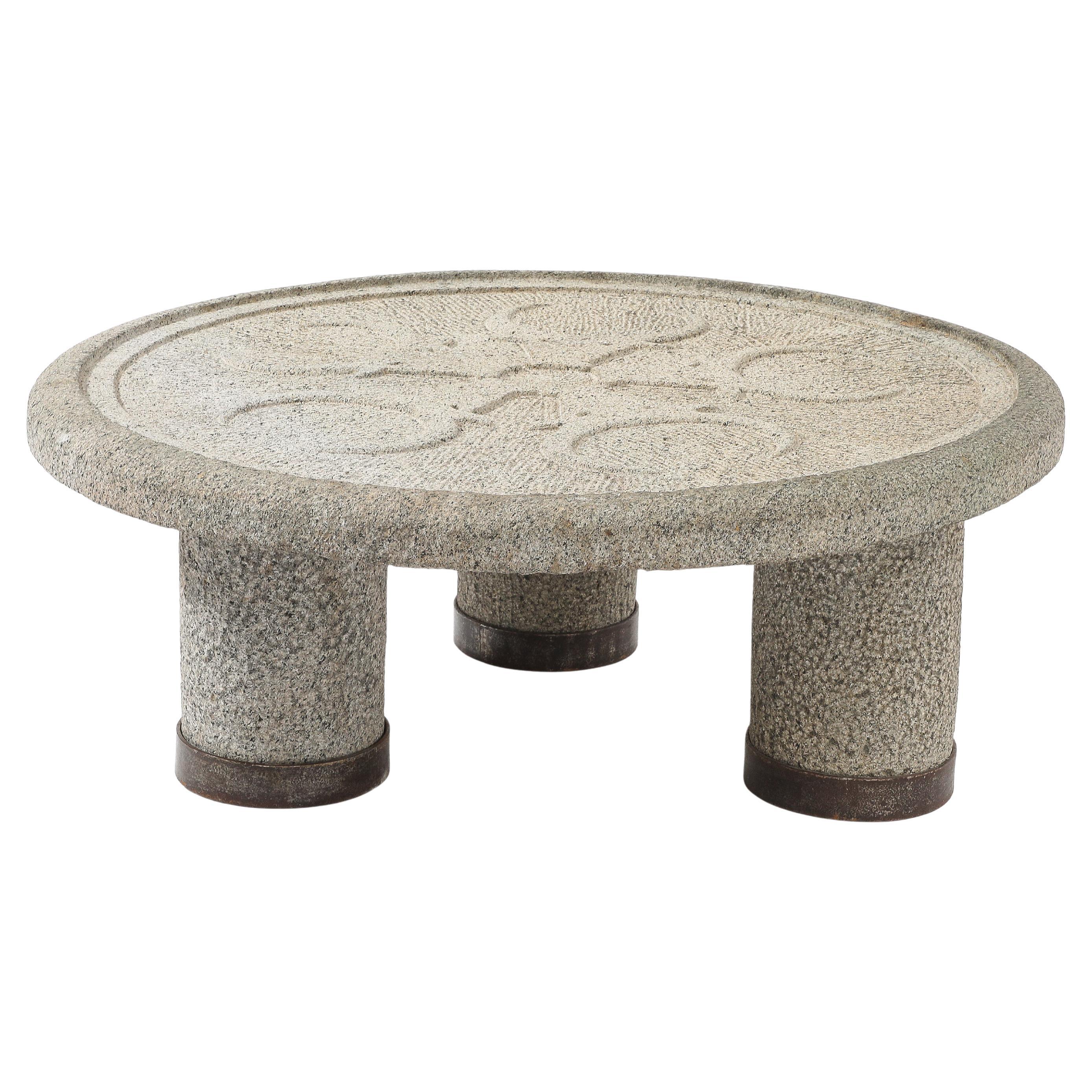 Table basse en pierre massive sculptée Minotaurs, France, années 1940 en vente