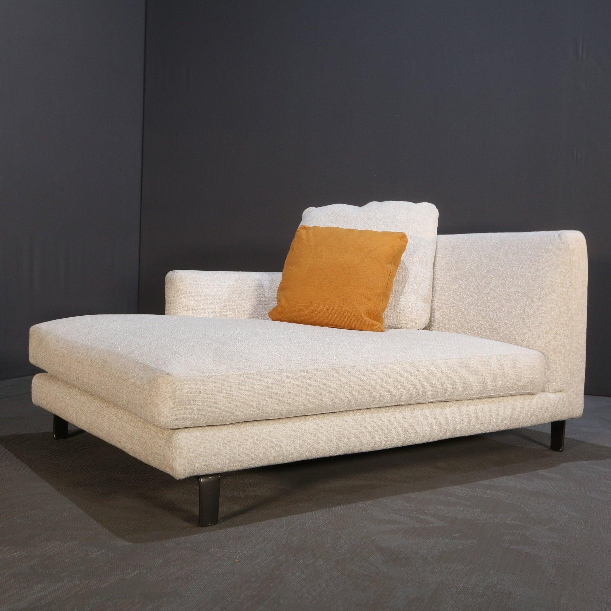 Das von Rodolfo Dordoni für Minotti entworfene Sofa Allen zeichnet sich durch eine klassische italienische Ästhetik aus, die Stil und Komfort perfekt vereint.  Das Sofa hat eine schlanke Silhouette, besteht aus einem Kiefernholzrahmen und steht auf