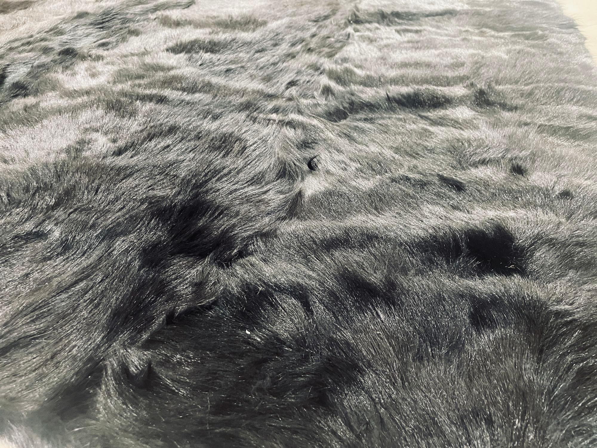 Minotti Alps-Teppich aus schwarzem Schafsfell Italien (Schaffell und Schafleder) im Angebot
