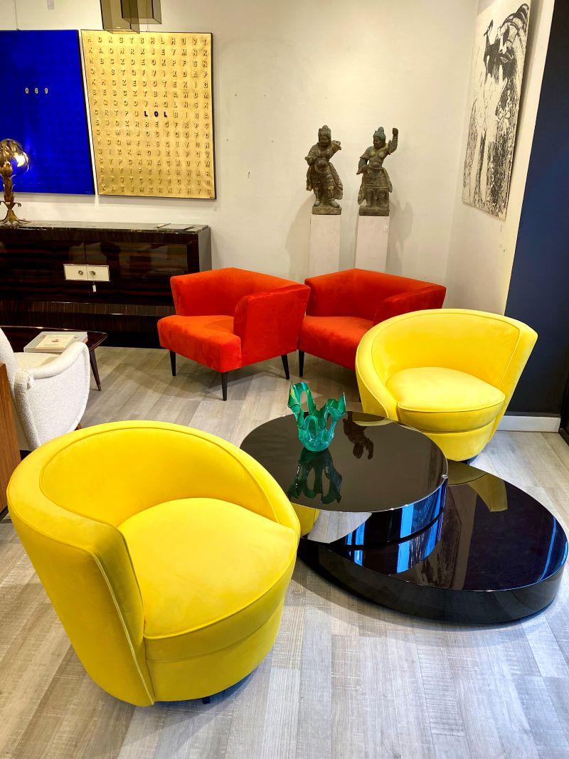 Das Möbelstück besteht aus einem elliptischen Sockel und einer erhabenen runden Platte, die mit einem Mechanismus ausgestattet ist, der eine Drehung um 360 Grad ermöglicht und die Tischplatte zum Sofa hin ausziehbar macht. 

Es gibt einen kleinen