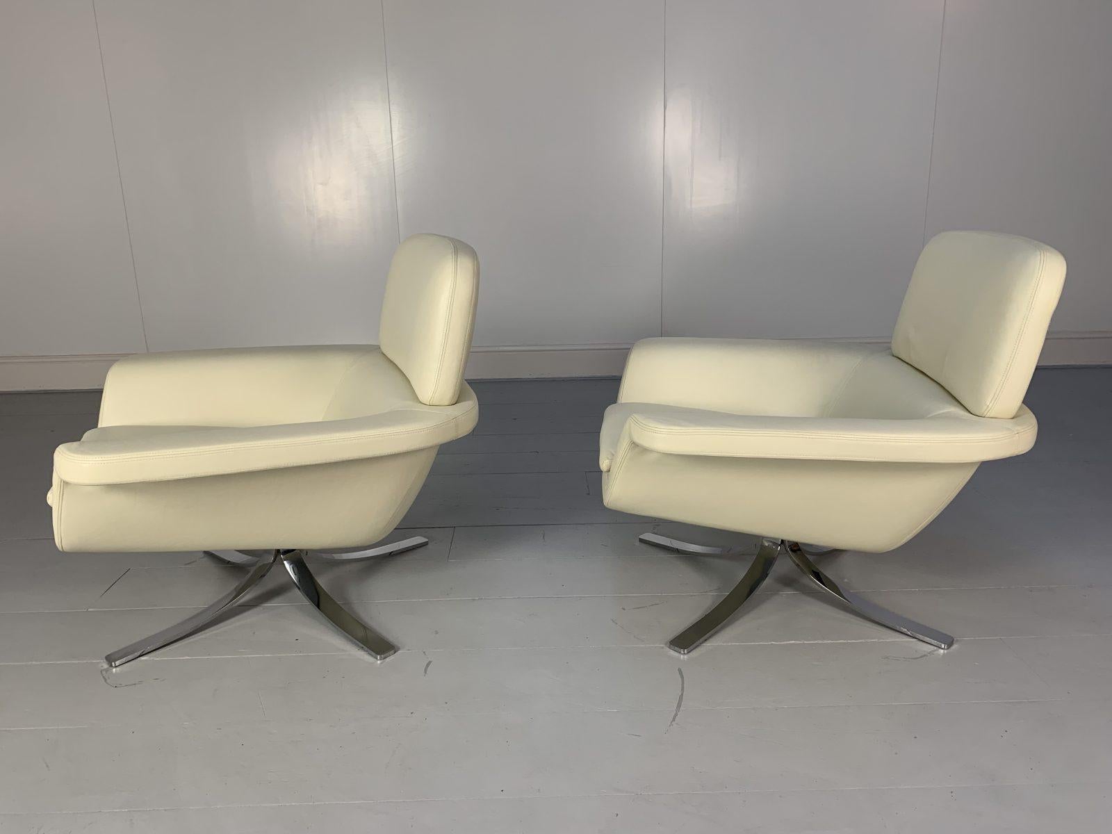 Minotti “Blake Soft” Armchairs, in Ivory Leather In Good Condition In Barrowford, GB