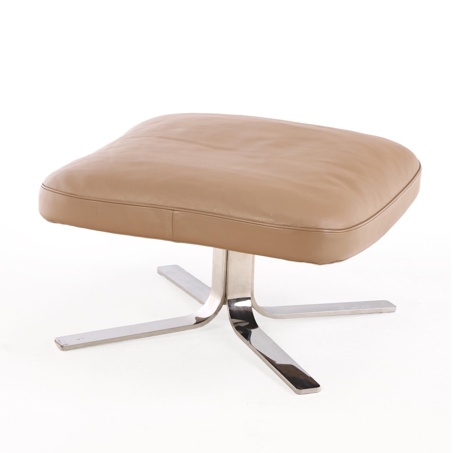 Mid-Century moderno Sedia e ottomana morbida Minotti Blake, pelle con base cromata in vendita