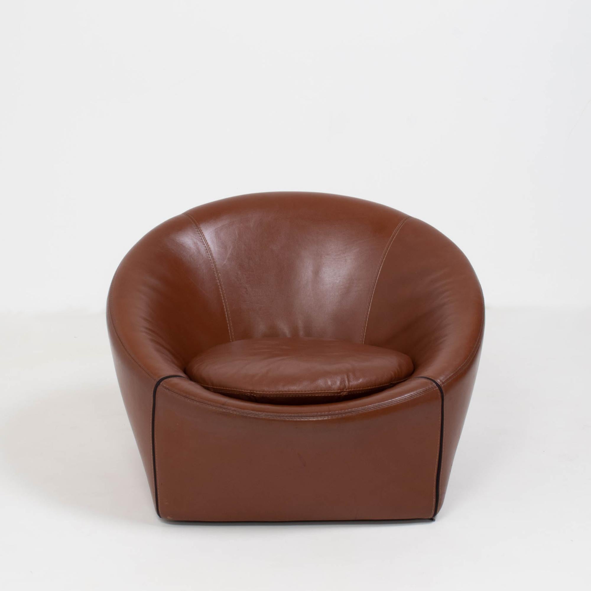 Designed by Gordon Guillaumier for Minotti in 2005, the Capri lounge chair perfectly balances style and comfort.

The tub style armchair is fully upholstered in brown leather and the covers can be removed with the exposed zip detailing.

A