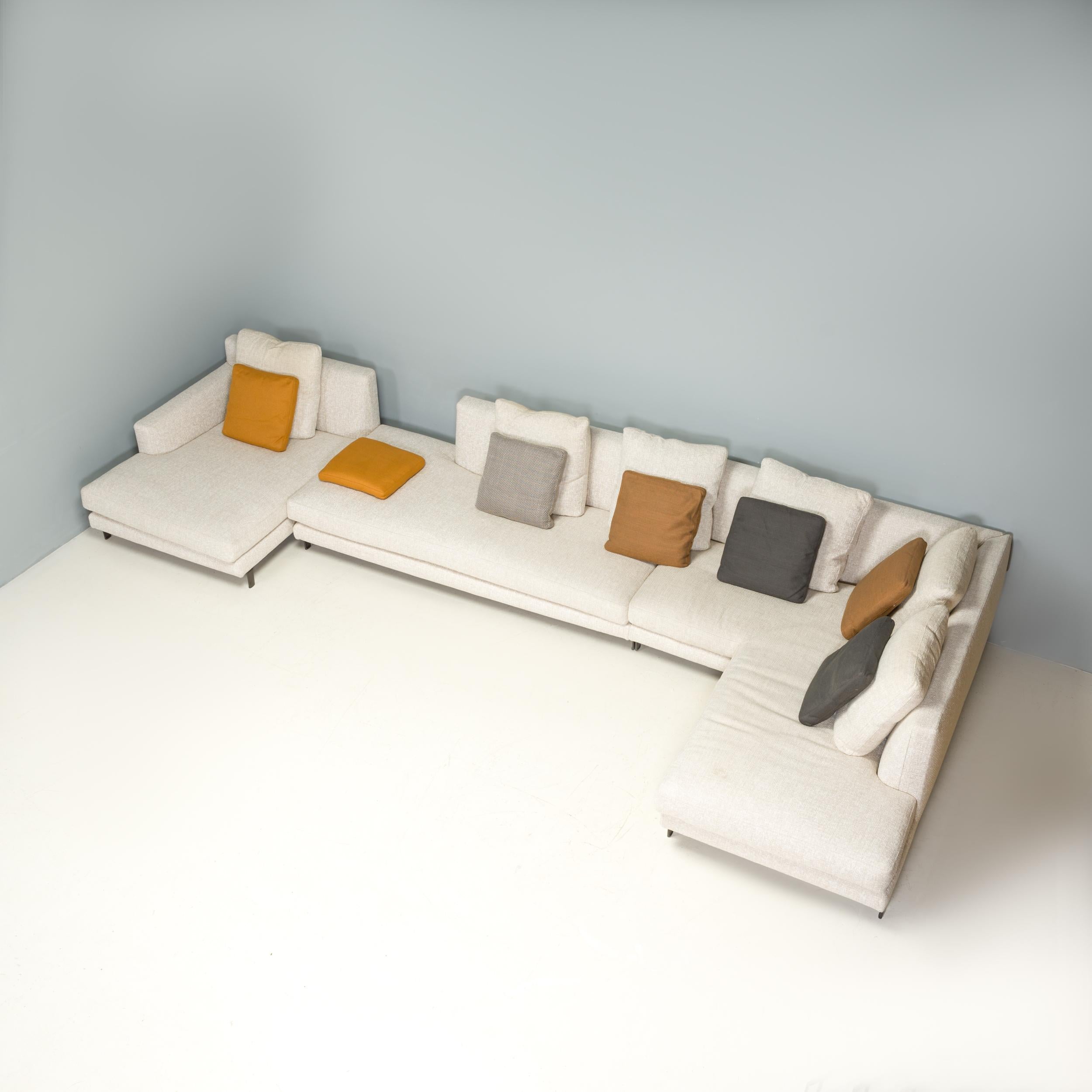 Das von Rodolfo Dordoni für Minotti entworfene Sofa Allen zeichnet sich durch eine klassische italienische Ästhetik aus, die Stil und Komfort perfekt vereint.

Dieses Set besteht aus einem Ecksofa und einer passenden Chaiselongue, die eine