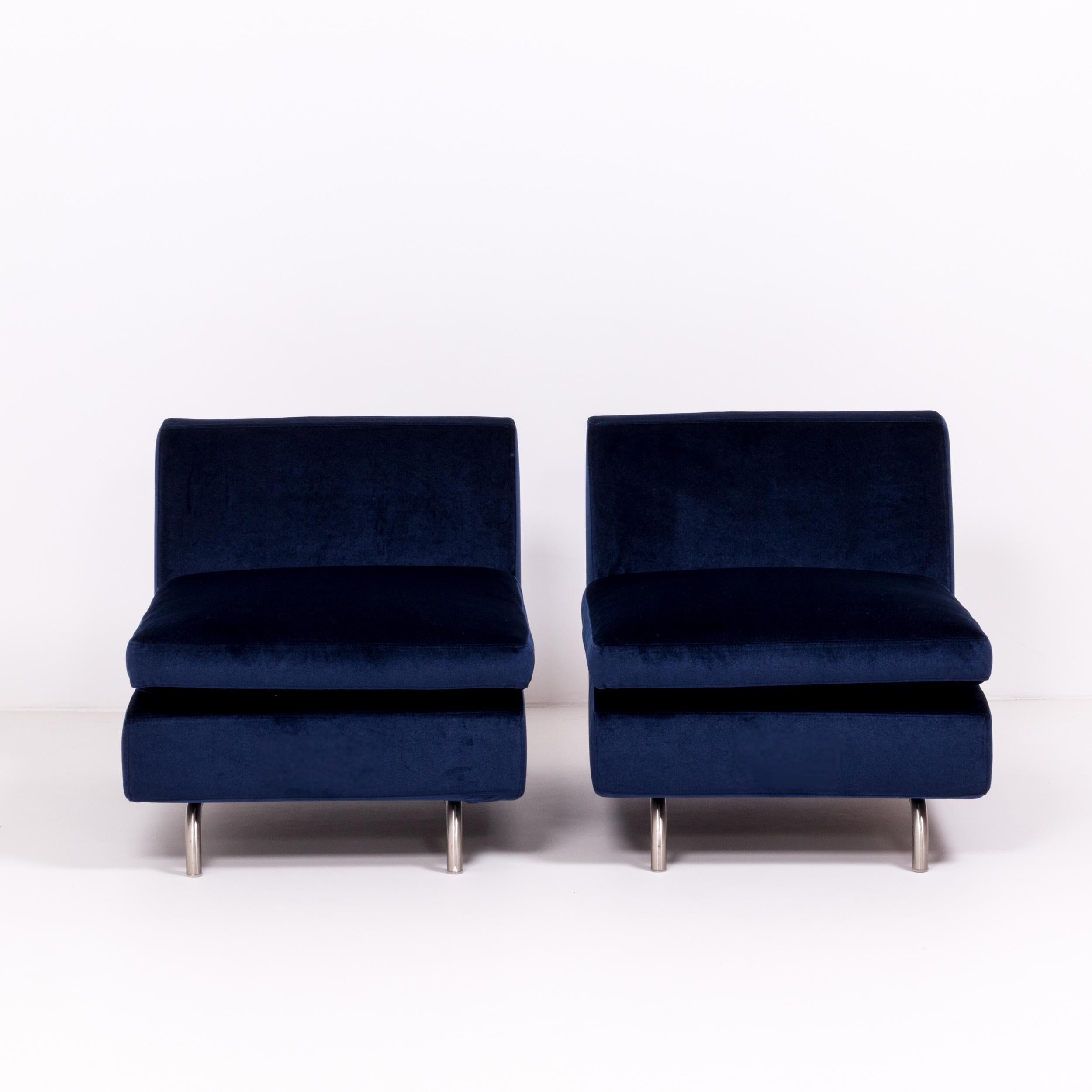 Alliant les courbes modernistes aux lignes droites et épurées, cet ensemble de deux fauteuils dubuffet a été conçu par Rodolfo Dordoni pour Minotti.
 
Les deux chaises ont été récemment retapissées en velours bleu royal et sont dotées d'une