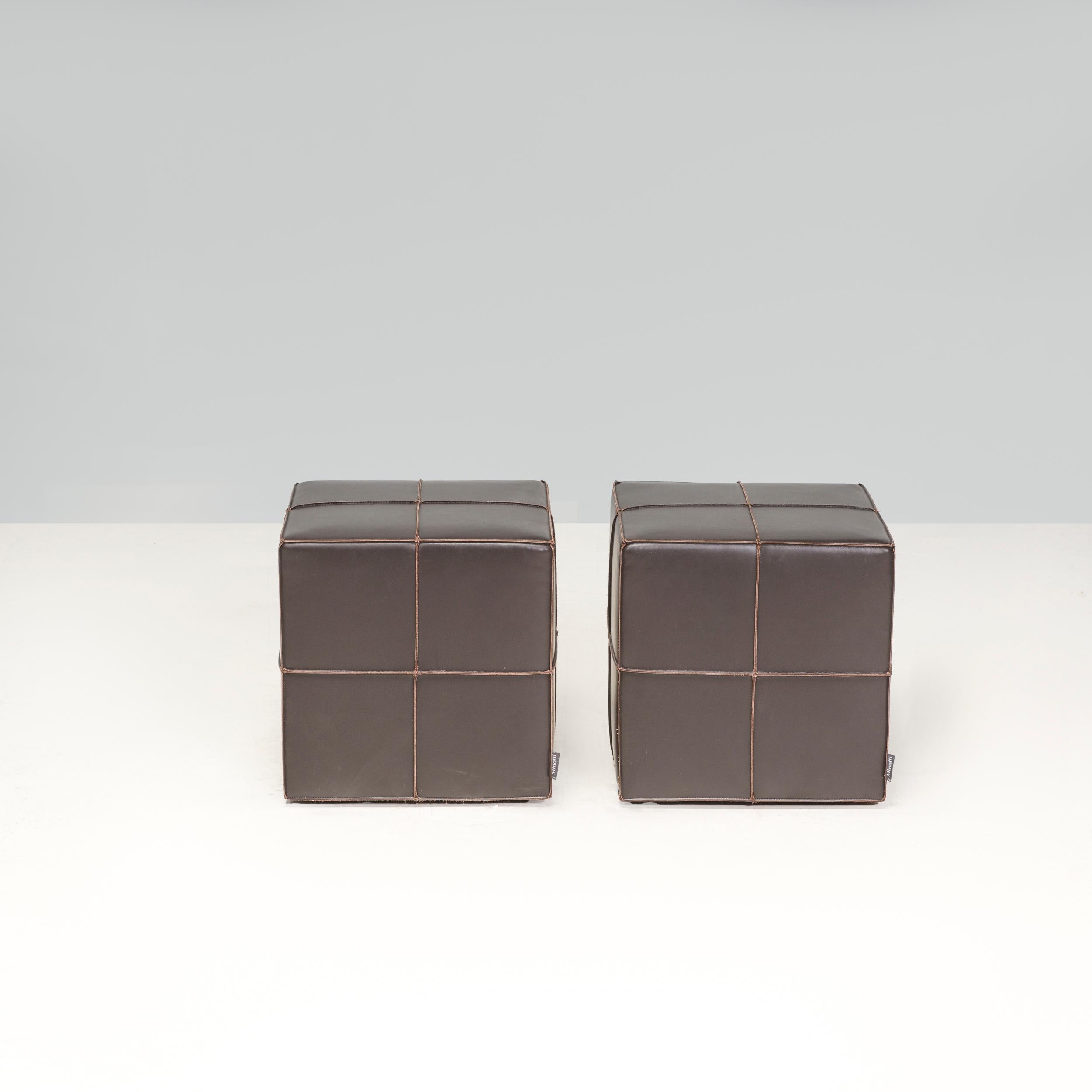Conçue à l'origine par Rodolfo Dordoni en 1998 et fabriquée par Minotti, cette paire de poufs Villon est un exemple fantastique du design italien des années 1990. 

Fabriqués en contreplaqué recouvert de mousse et revêtus de cuir marron souple, les