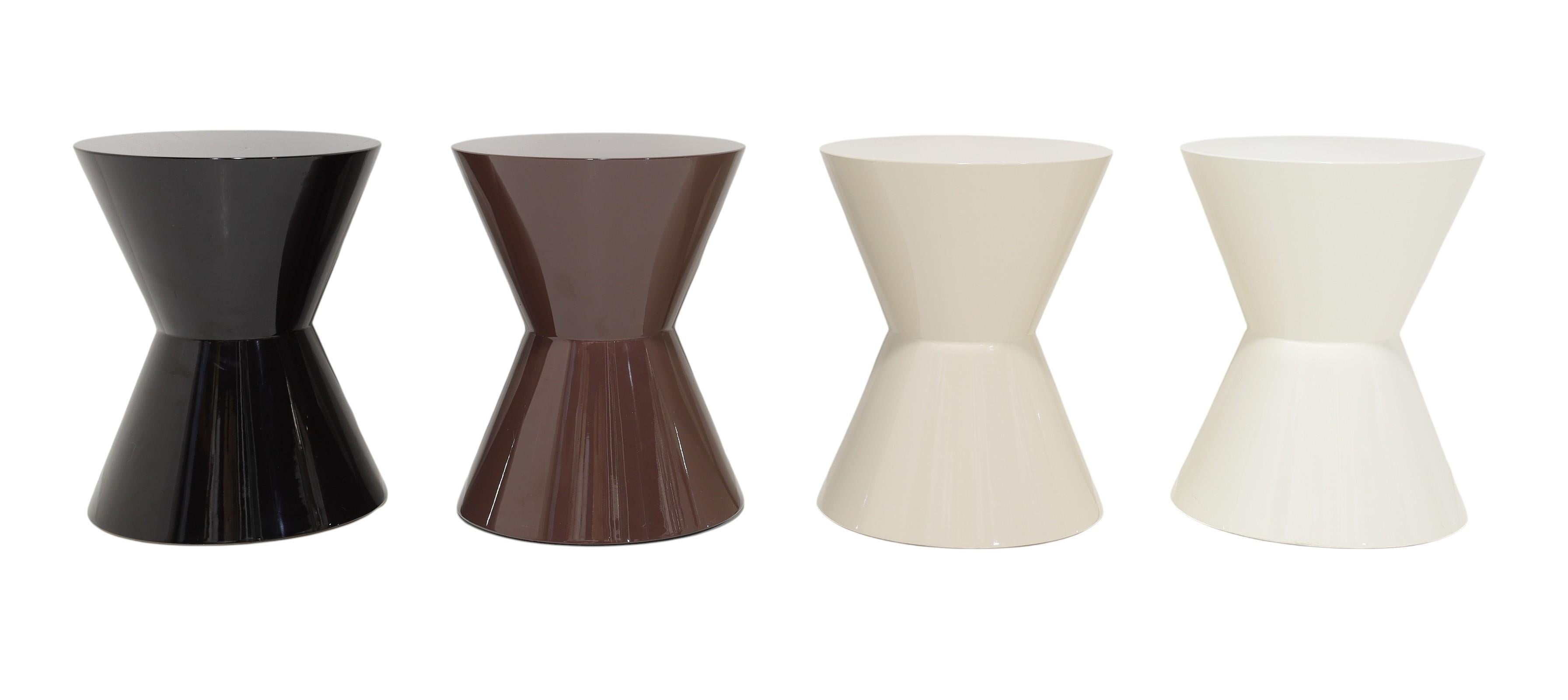 Wir haben vier dieser Tische zur Verfügung. Cesar's Tisch von Minotti in schwarzem Glanzlack. Passt überall hin und ist perfekt, wo immer Sie einen Beistelltisch mit Stil, Leistung und Eleganz brauchen. 