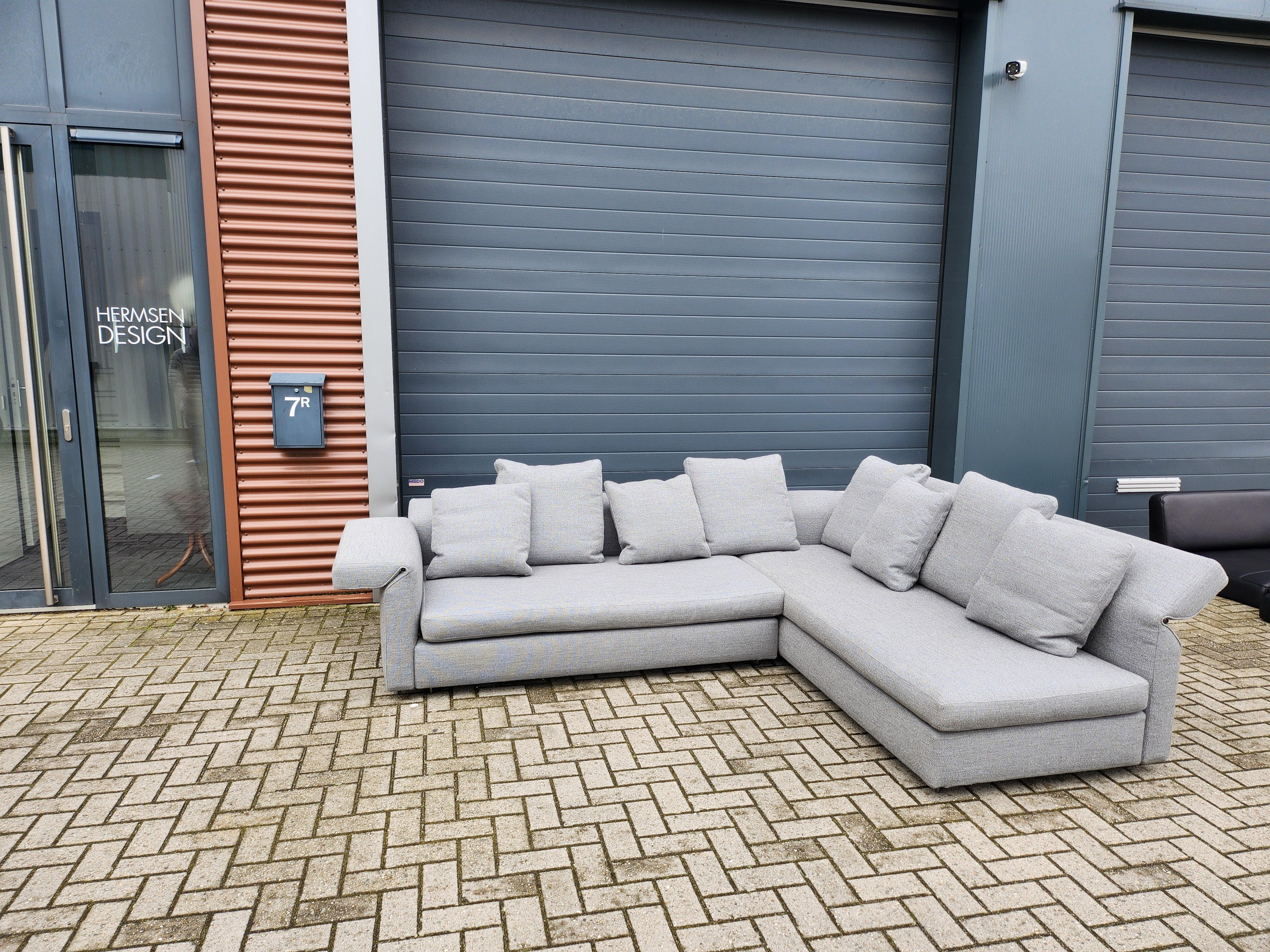 In excellent condition, minimal signs of use, actually as new. Concerns 2 modules that can also be placed separately without a corner section

Information about Minotti

The Collar sofa from Minotti is an incredibly comfortable and flexible sofa.