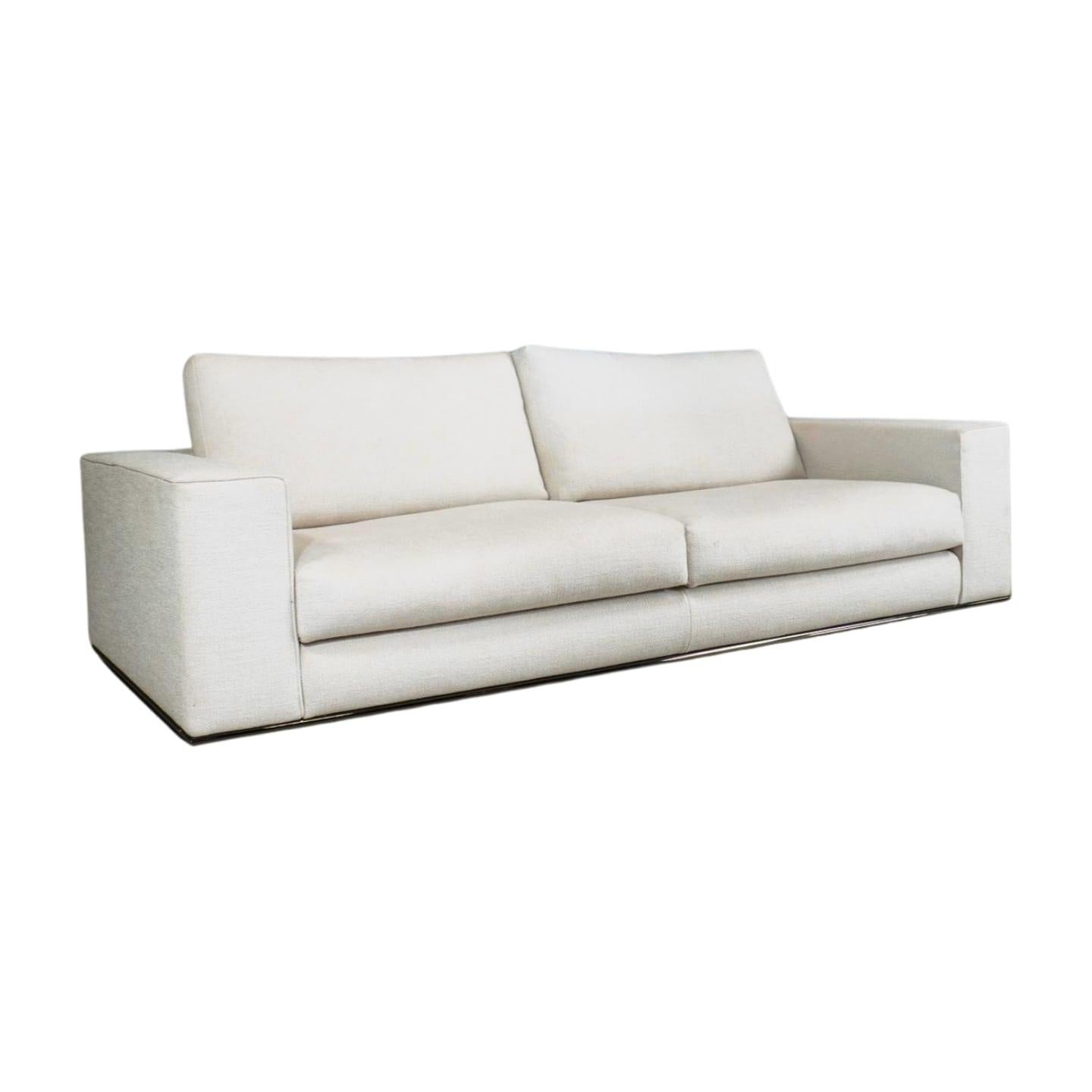This cream 2-seater sofa by Minotti, crafted in 2018, combines modern design with luxurious comfort. The fabric upholstery and sleek lines make it ideal for contemporary living spaces. Perfect for adding a touch of elegance to your home.
Overall