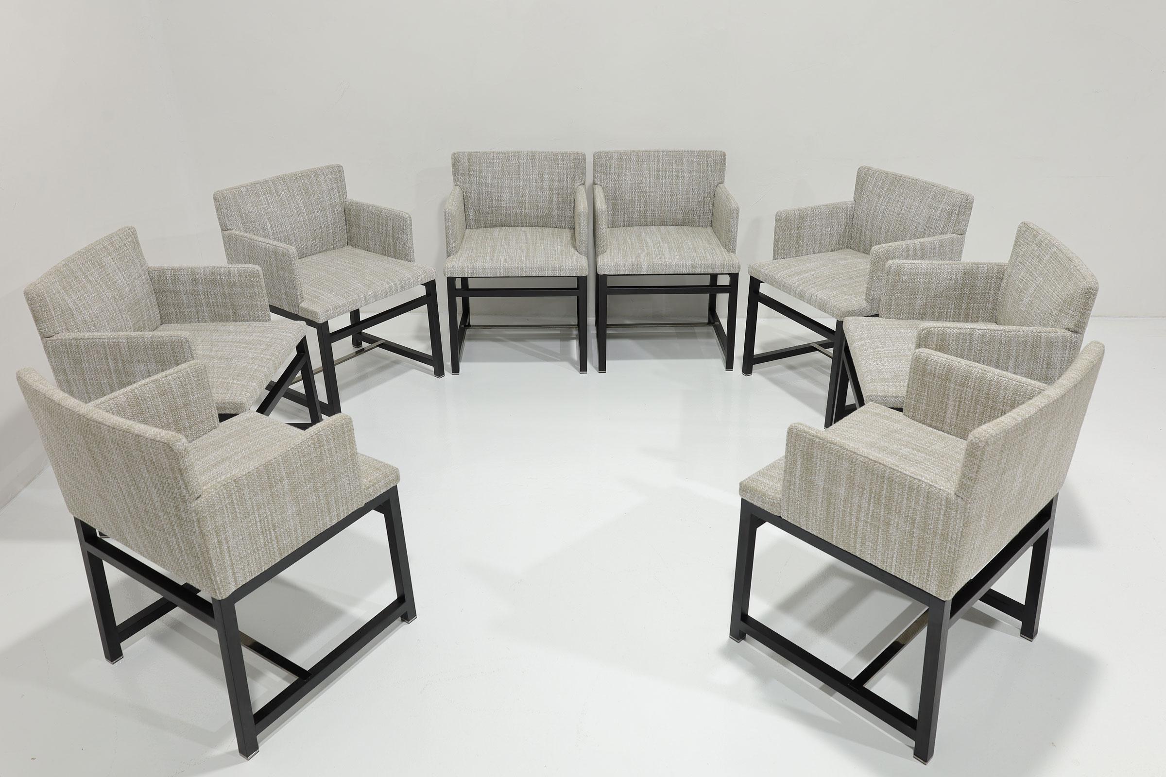 È ora disponibile un bellissimo set di sedie da pranzo di design moderno Minotti, dove siamo specializzati in arredi moderni di alta qualità risalenti alla metà del secolo scorso. Minotti è nota per il suo design e la sua qualità eccezionali e