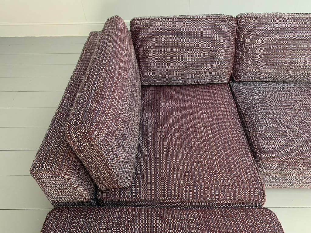 Canapé Freeman 4 places en forme de L de Minotti, en tissu tweed Dedar 2