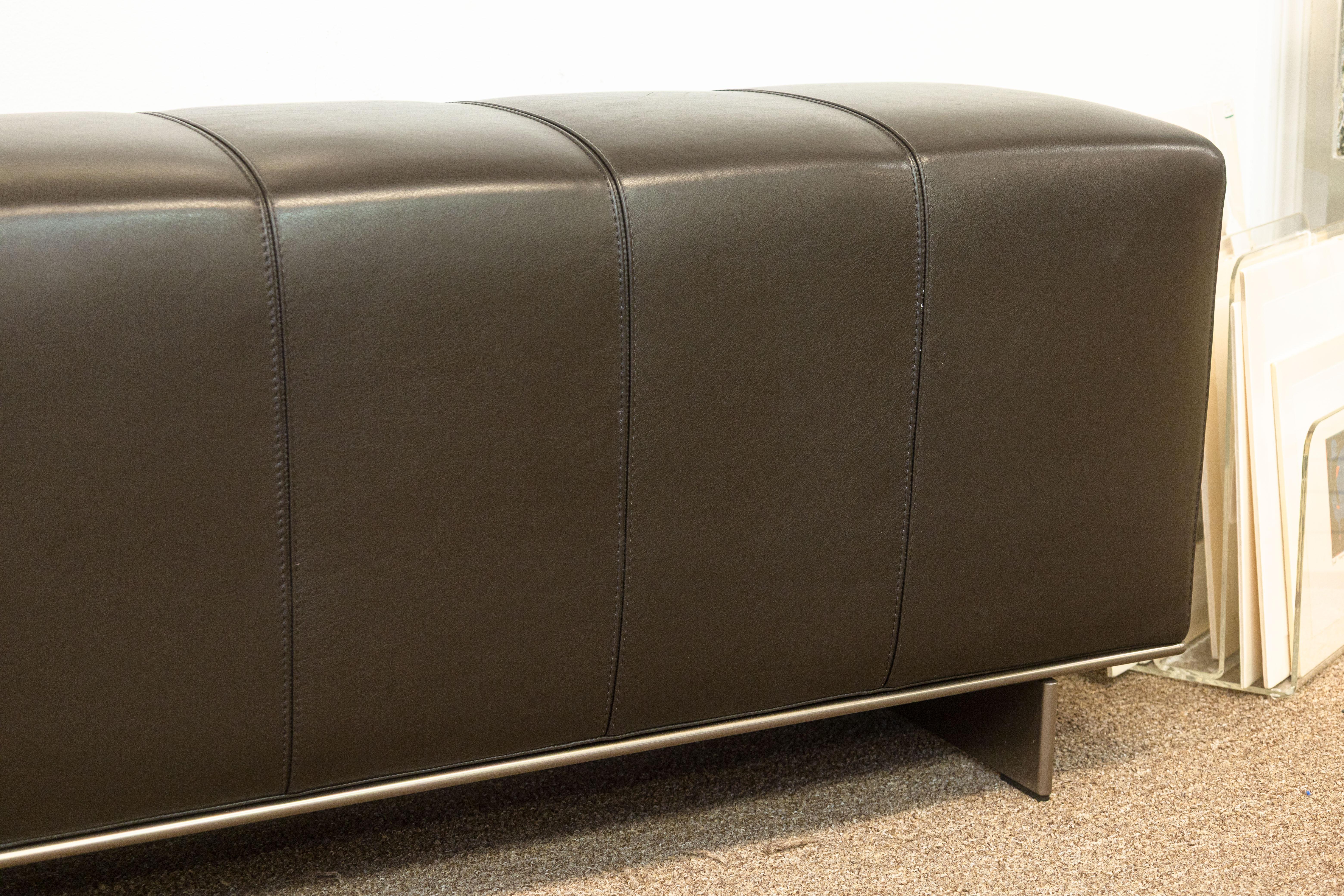 Minotti Freeman Banco Rectangular Contemporáneo de Cuero Italiano Marrón Oscuro Moderno en venta