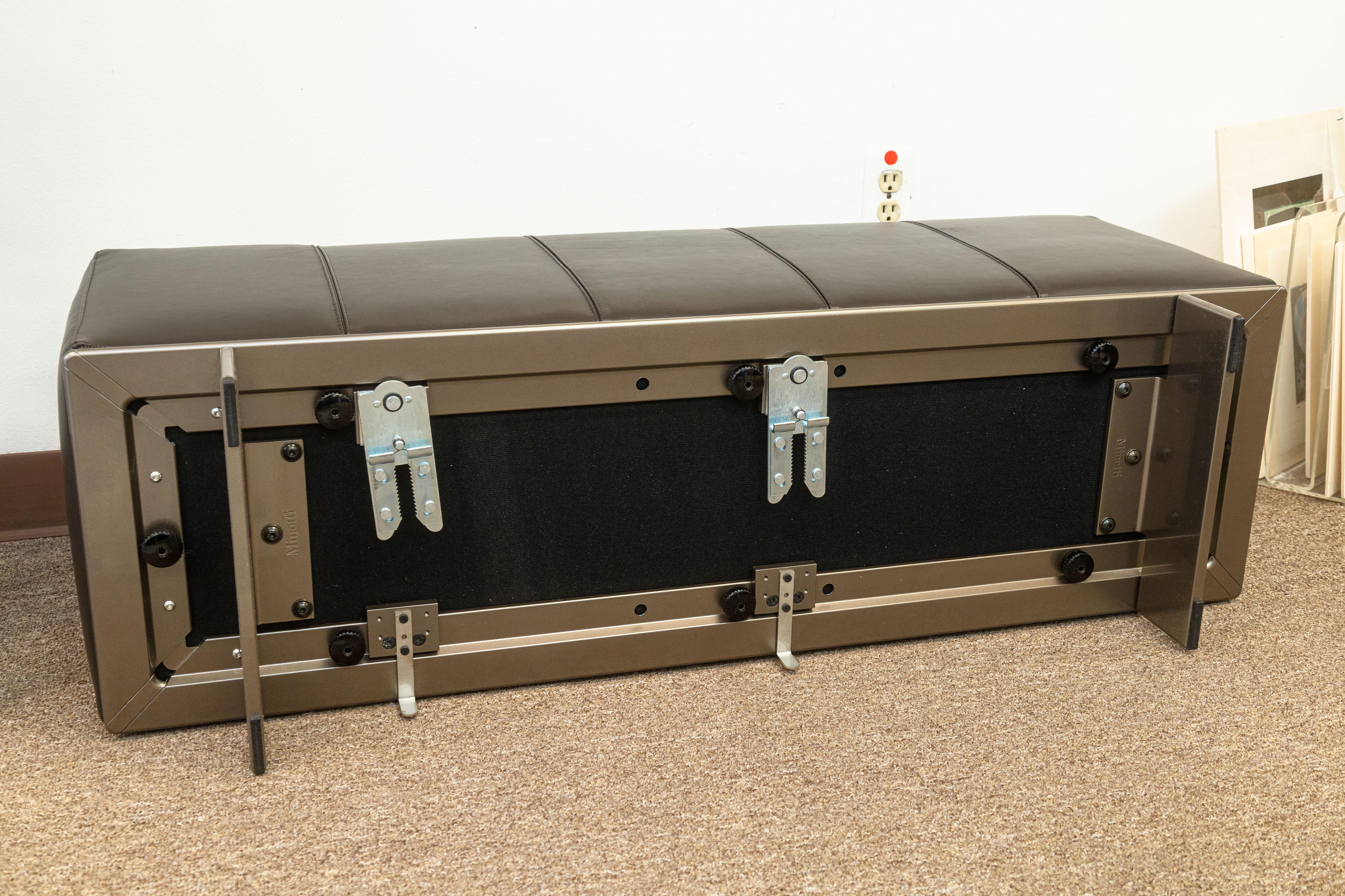 Minotti Freeman Banco Rectangular Contemporáneo de Cuero Italiano Marrón Oscuro en Bueno estado para la venta en Keego Harbor, MI