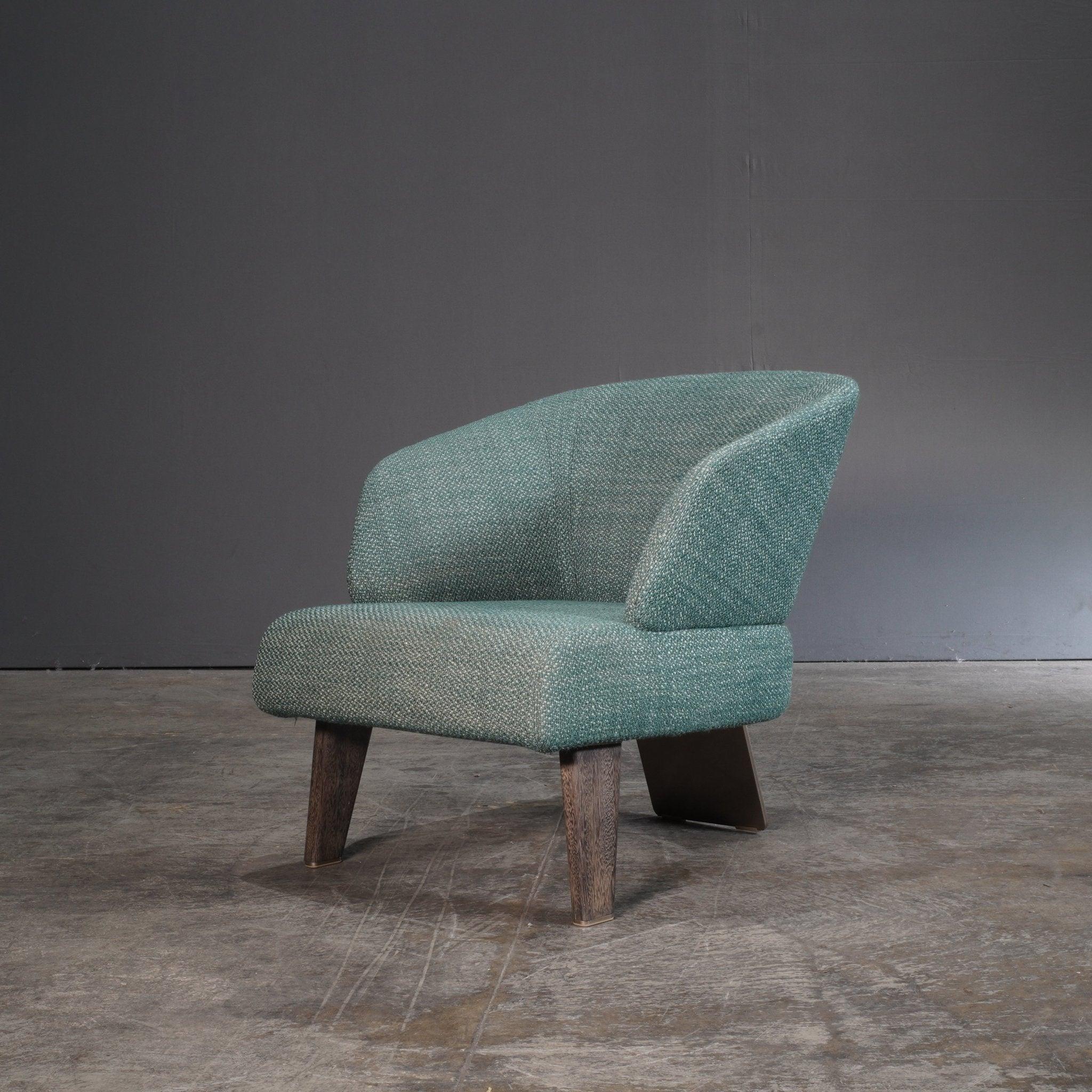 Voici le fauteuil Green Aston de Minotti, un ajout étonnant à tout espace de vie luxueux. Fabriqué avec des matériaux de la plus haute qualité, ce fauteuil respire l'élégance et la sophistication. Le riche revêtement en velours vert ajoute une