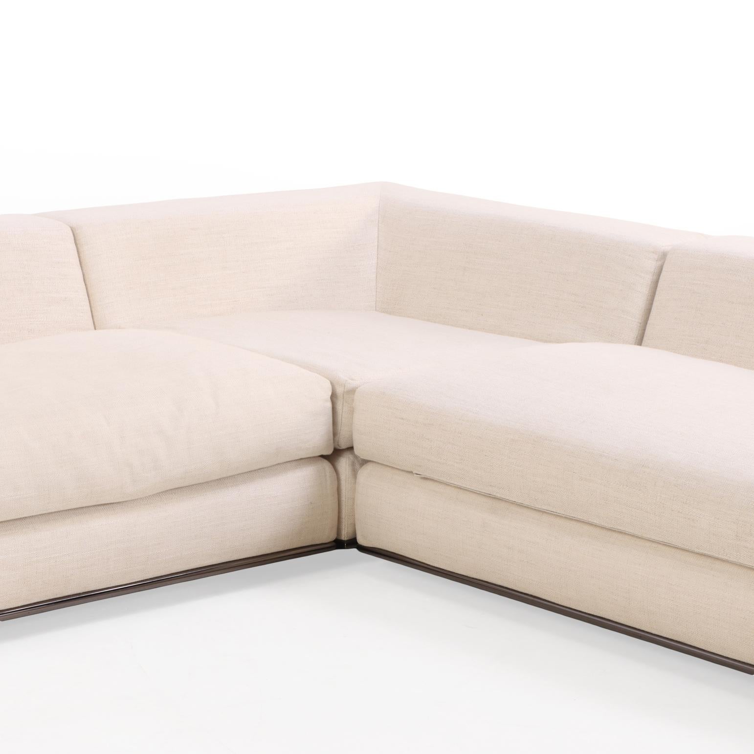 Un divano Hamilton di Minotti, ordinato su misura negli anni 2010. Composto da tre elementi modulari, il design poggia su una base cromata fumé con una chaise che può essere posizionata su entrambi i lati. Rivestito in un tessuto di misto lino