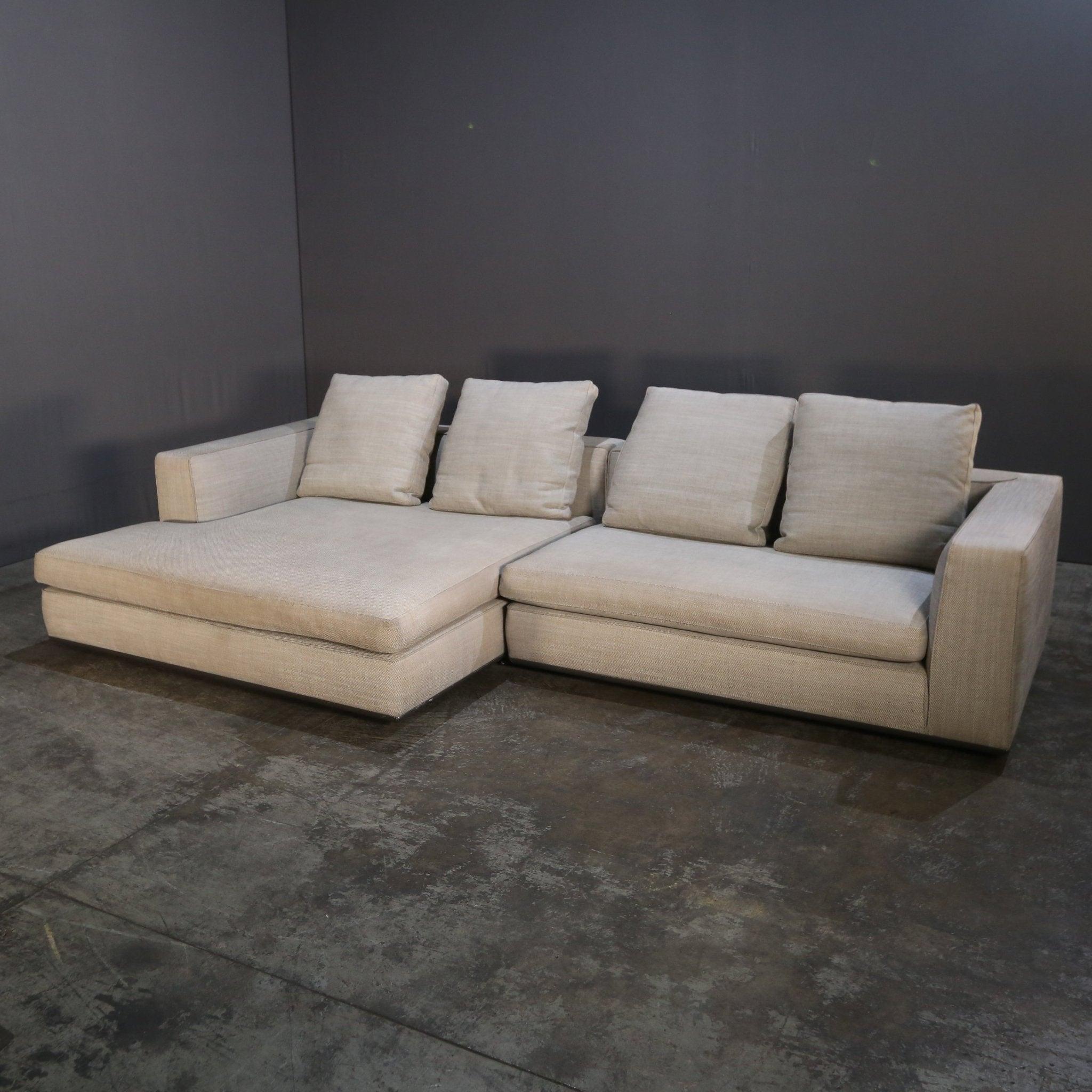 Wir präsentieren das Hamilton Sofa mit Chaise von Minotti, eine atemberaubende Ergänzung für jeden Wohnraum. Dieses Sofa ist aus hochwertigen MATERIALEN gefertigt und strahlt Luxus und Raffinesse aus. Das elegante Design bietet eine bequeme