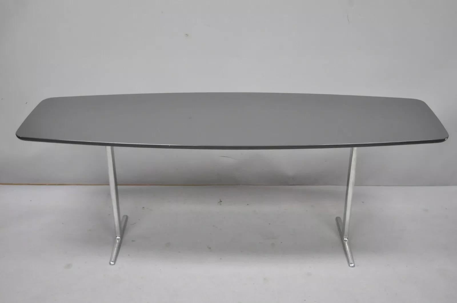 Designer Minotti Italian Modern Surfboard Couchtisch mit Stahlbeinen. Der Artikel zeichnet sich durch einen schlanken Stahlsockel, eine lackierte Platte, die Form eines Surfbretts, ein originelles Label, klare modernistische Linien und hochwertige