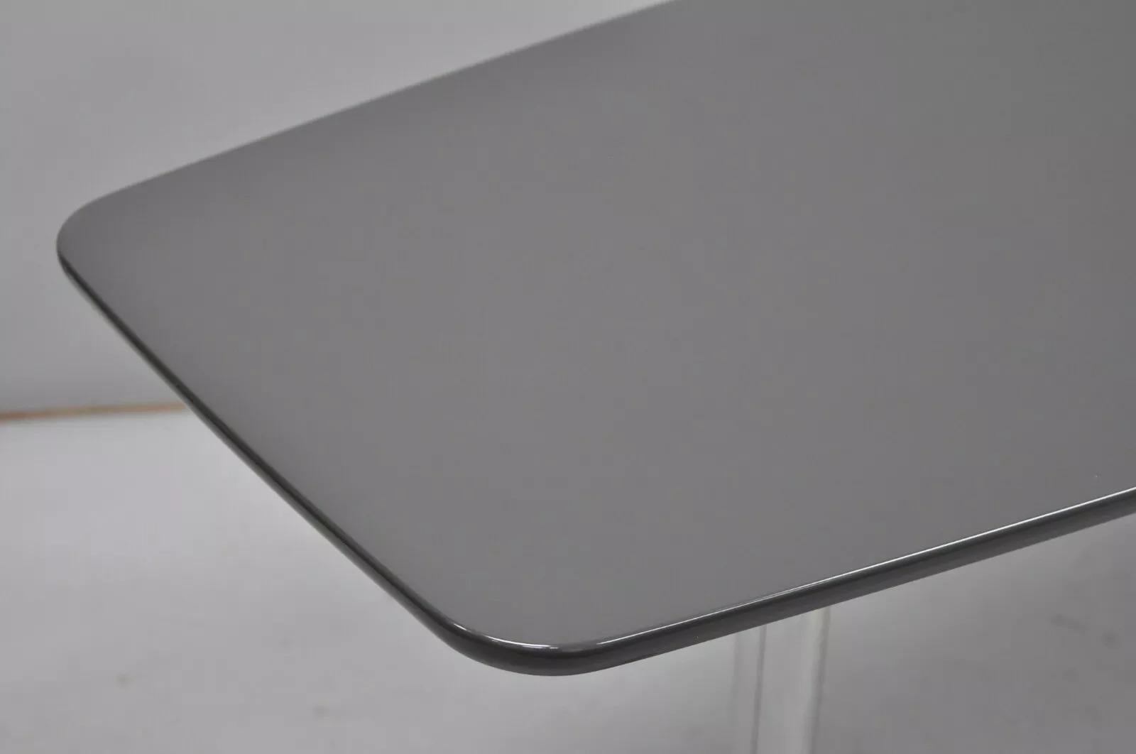 Minotti Italian Modern Surfboard Couchtisch mit verchromten Stahlbeinen (Moderne) im Angebot