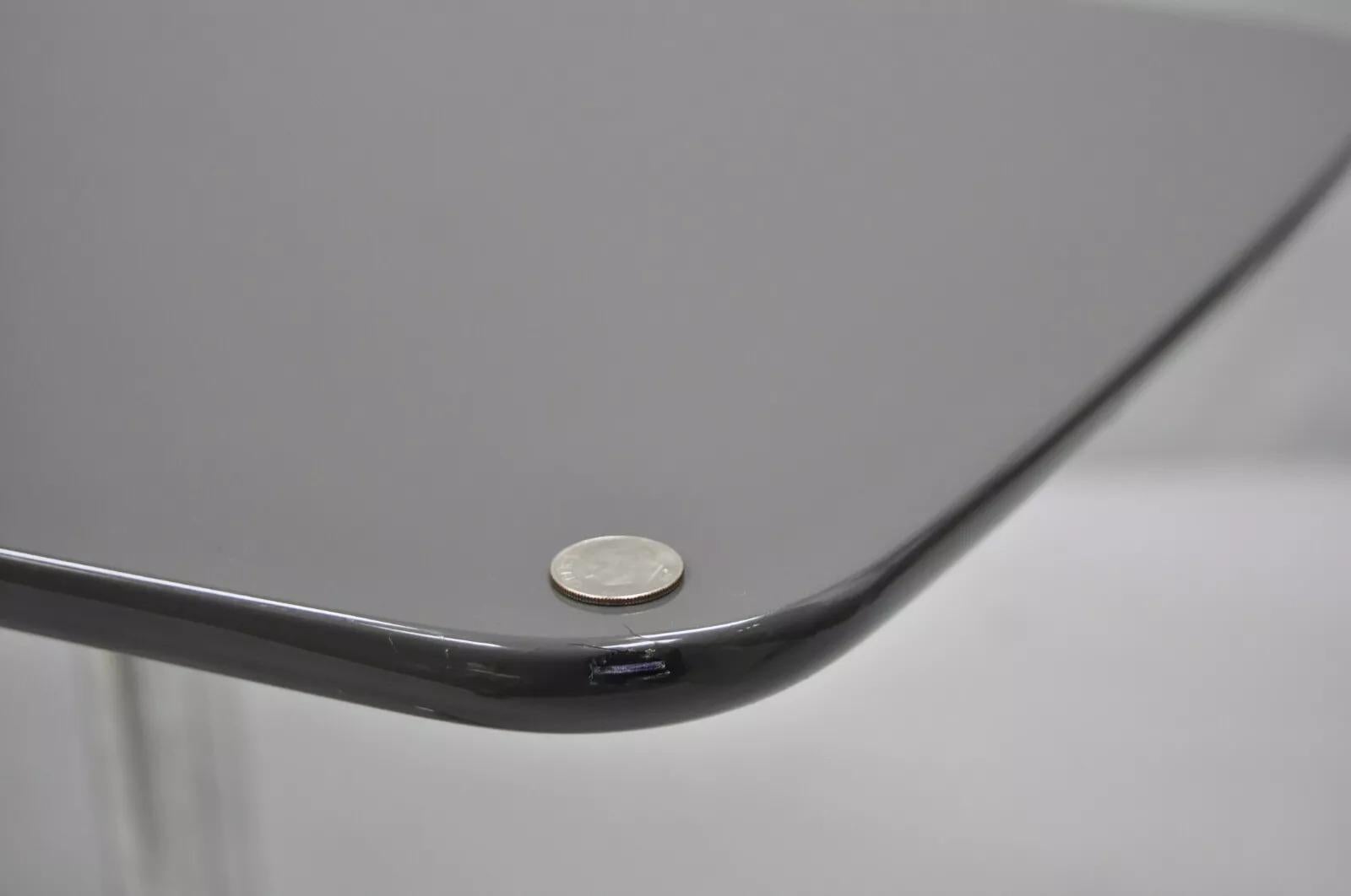Minotti Italian Modern Surfboard Couchtisch mit verchromten Stahlbeinen im Zustand „Gut“ im Angebot in Philadelphia, PA