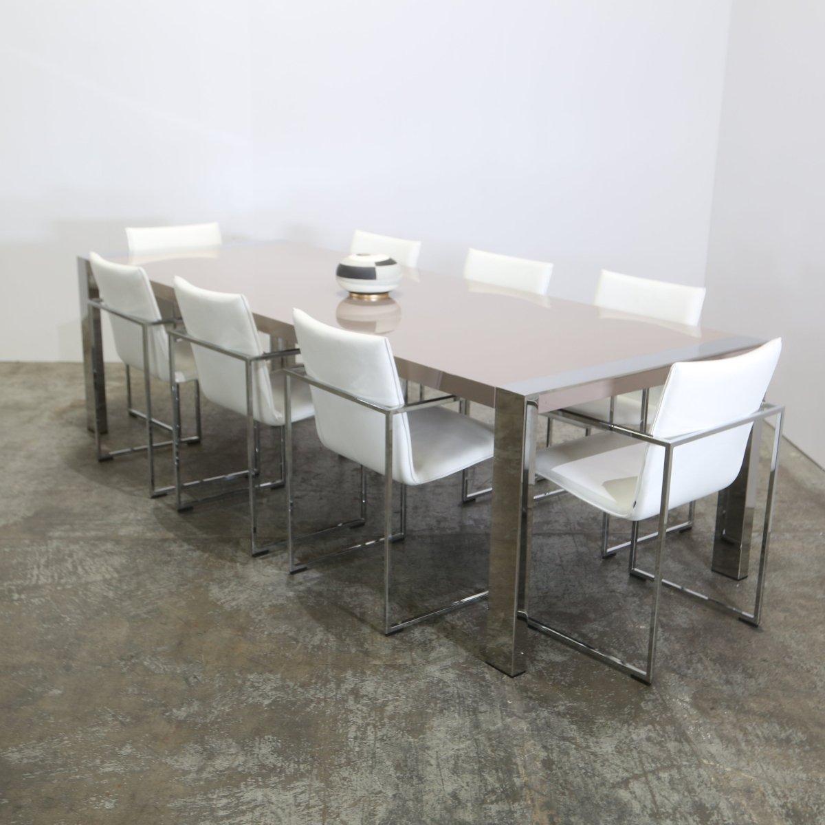 Presentamos la Mesa de Comedor Lennon de Minotti, un impresionante complemento para cualquier comedor de lujo. Elaborada con materiales de alta calidad y una meticulosa atención al detalle, esta mesa irradia elegancia y sofisticación. El elegante