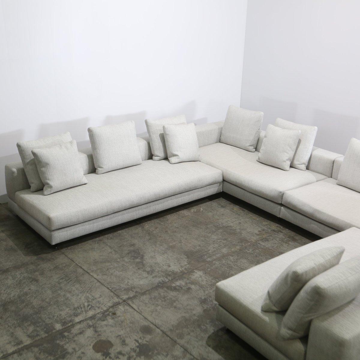 Minotti Hellgraues Sektionssofa (Moderne) im Angebot