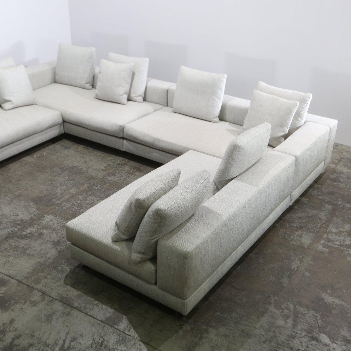 Minotti Hellgraues Sektionssofa (Italienisch) im Angebot