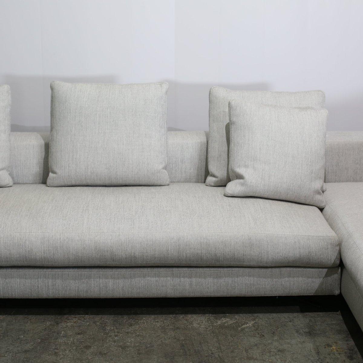 Minotti Hellgraues Sektionssofa (Stoff) im Angebot